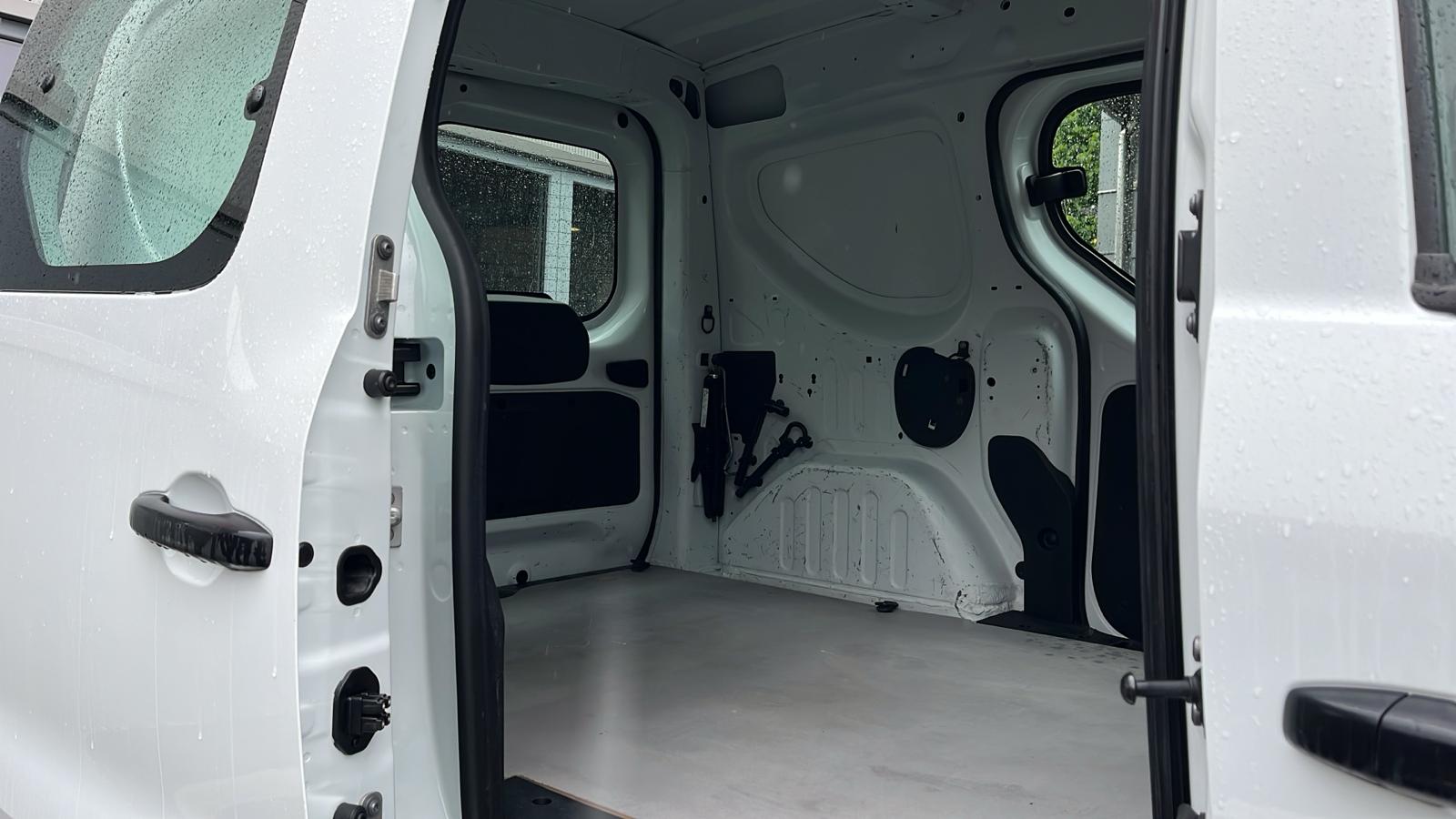 RENAULT EXPRESS 1.3T- 100 PF "EXTRA" MIT KLIMA + NAVI + GROSSER DACHTRÄGER + RUND UM FENSTER + AHK 1200 KG + NEUWERTIG + CH AUTO.-image-18