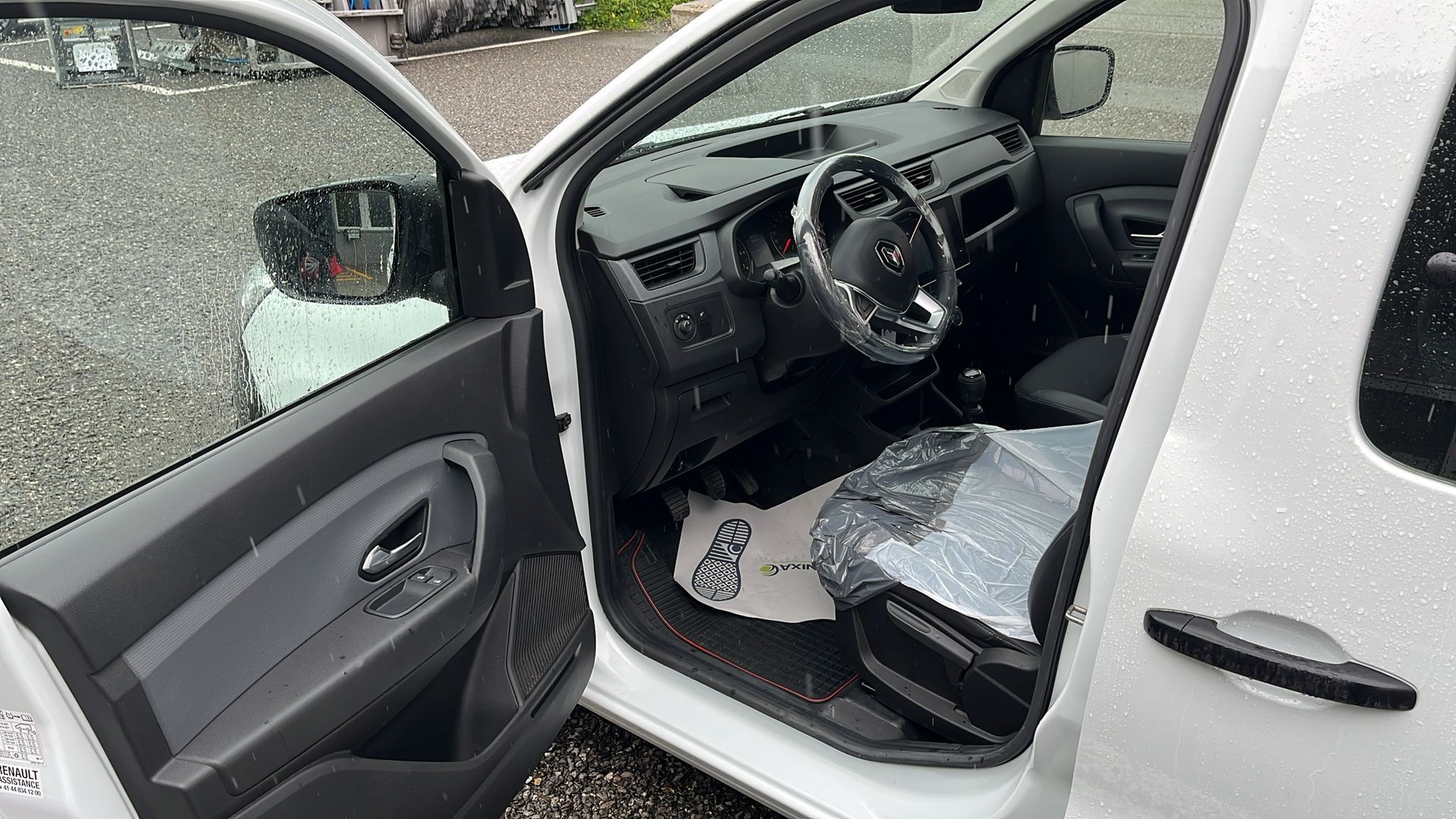 RENAULT EXPRESS 1.3T- 100 PF "EXTRA" MIT KLIMA + NAVI + GROSSER DACHTRÄGER + RUND UM FENSTER + AHK 1200 KG + NEUWERTIG + CH AUTO.-image-27