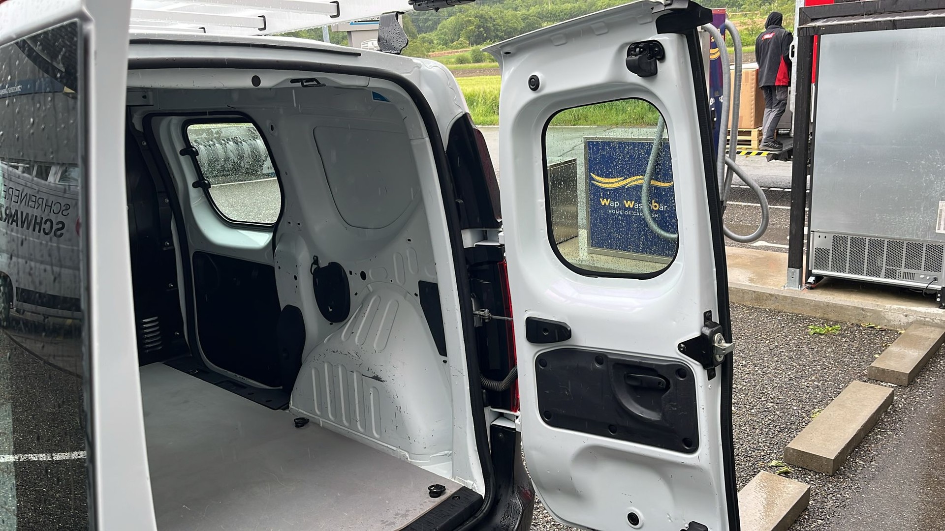 RENAULT EXPRESS 1.3T- 100 PF "EXTRA" MIT KLIMA + NAVI + GROSSER DACHTRÄGER + RUND UM FENSTER + AHK 1200 KG + NEUWERTIG + CH AUTO.-image-19