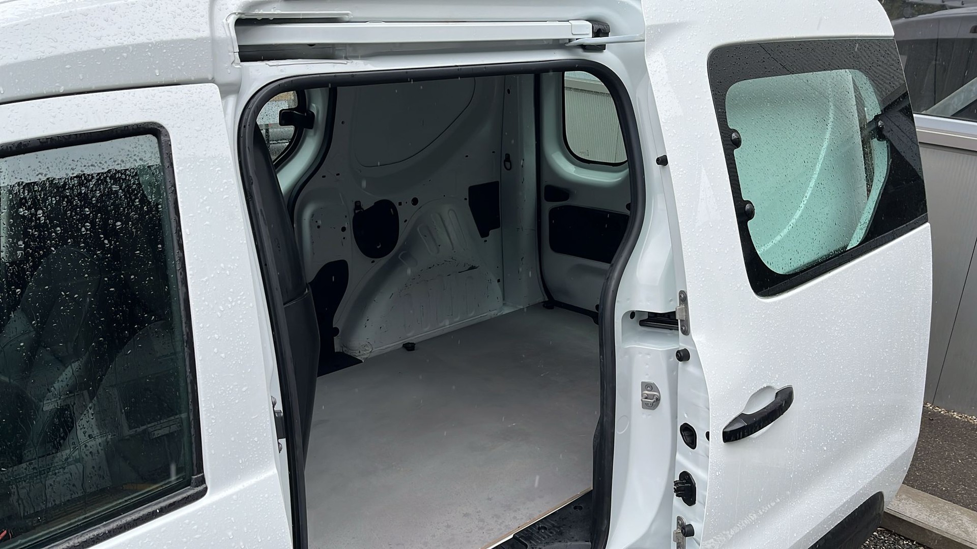 RENAULT EXPRESS 1.3T- 100 PF "EXTRA" MIT KLIMA + NAVI + GROSSER DACHTRÄGER + RUND UM FENSTER + AHK 1200 KG + NEUWERTIG + CH AUTO.-image-30