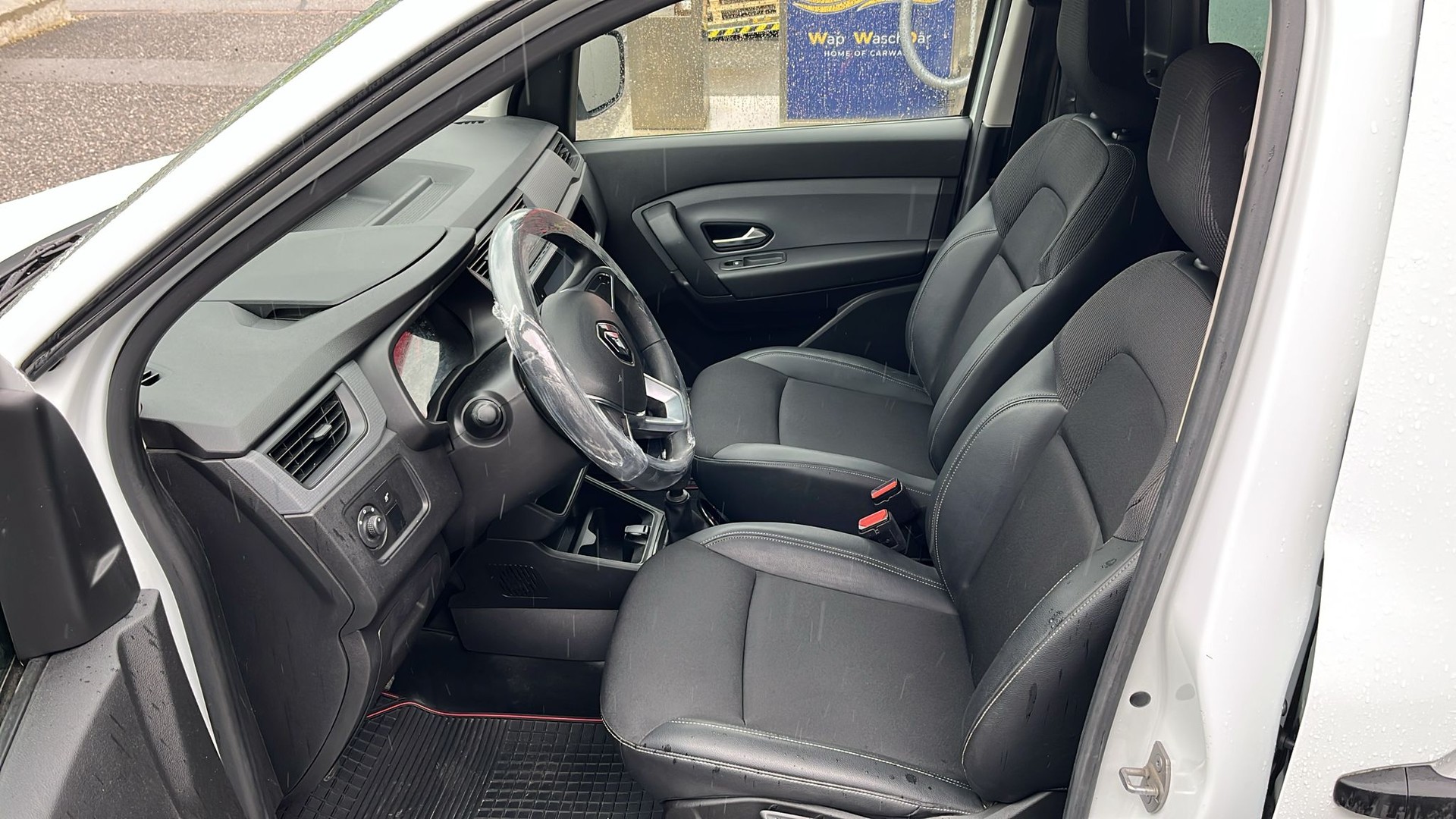 RENAULT EXPRESS 1.3T- 100 PF "EXTRA" MIT KLIMA + NAVI + GROSSER DACHTRÄGER + RUND UM FENSTER + AHK 1200 KG + NEUWERTIG + CH AUTO.-showroom-element-2