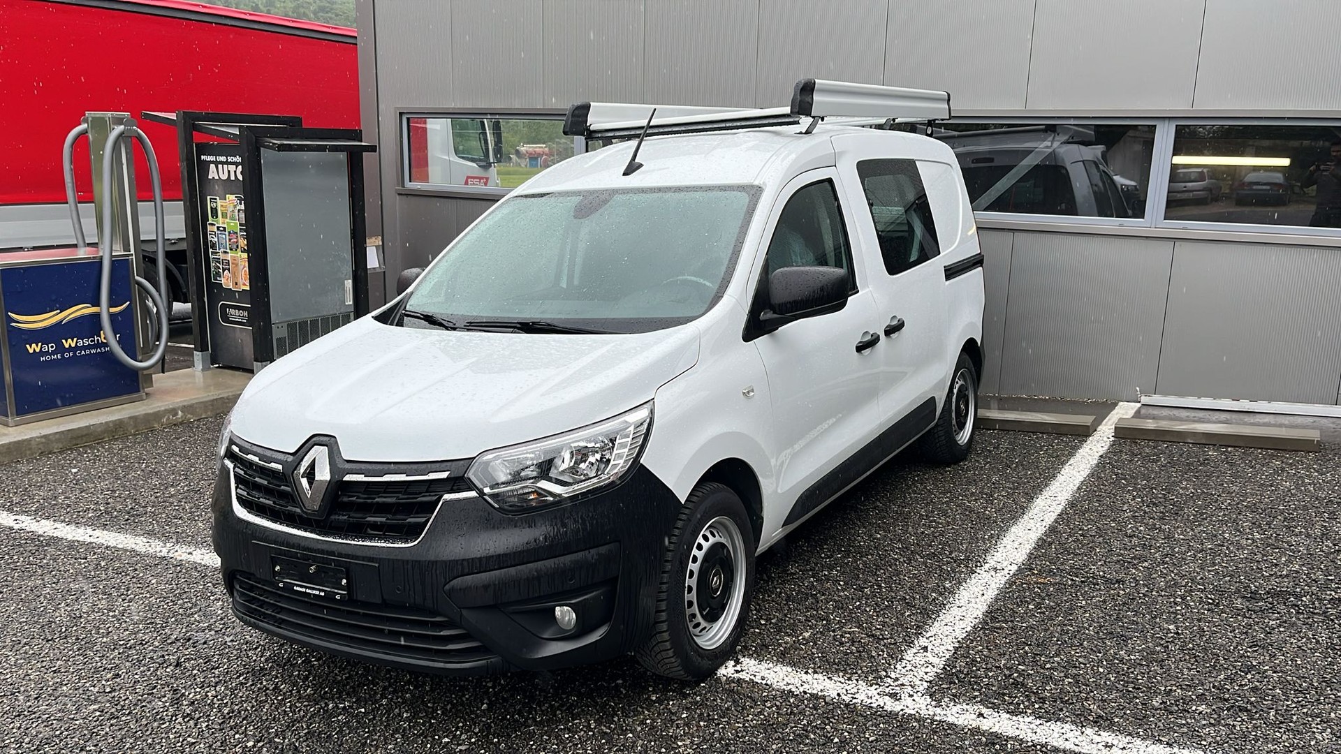 RENAULT EXPRESS 1.3T- 100 PF "EXTRA" MIT KLIMA + NAVI + GROSSER DACHTRÄGER + RUND UM FENSTER + AHK 1200 KG + NEUWERTIG + CH AUTO.