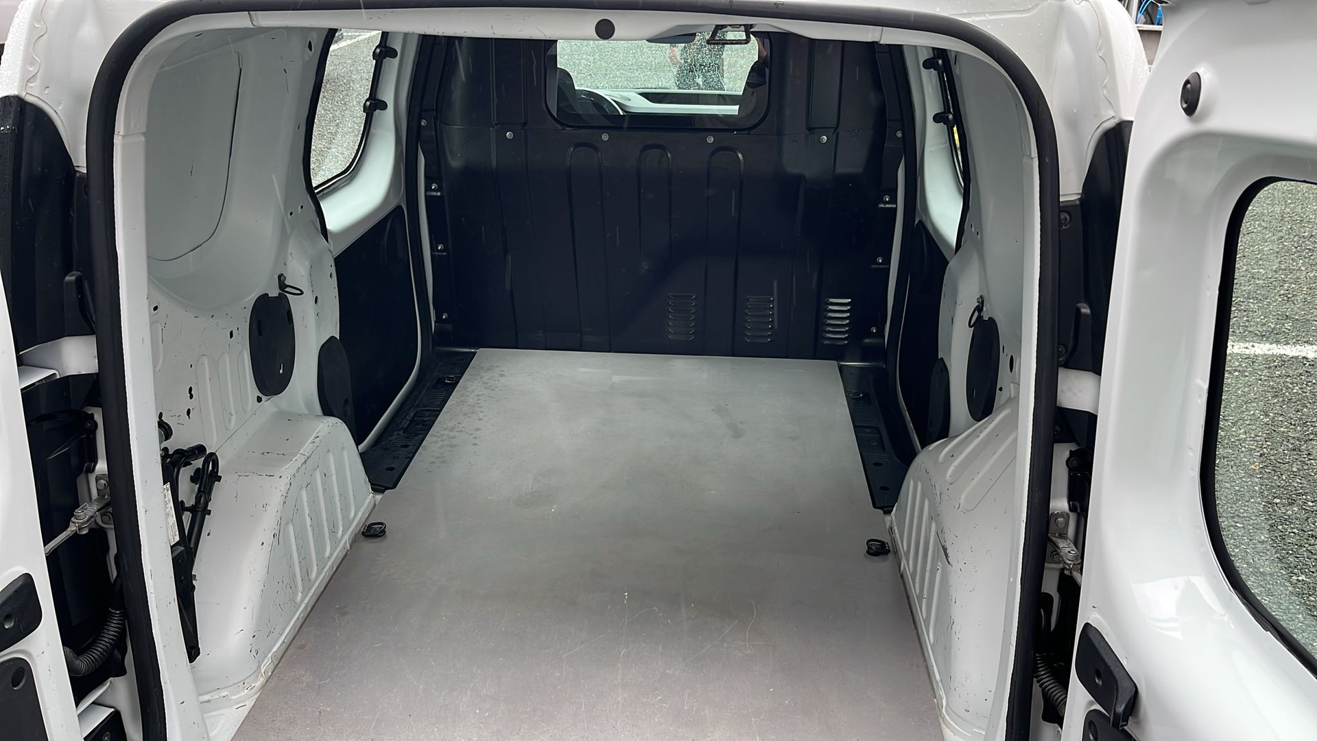 RENAULT EXPRESS 1.3T- 100 PF "EXTRA" MIT KLIMA + NAVI + GROSSER DACHTRÄGER + RUND UM FENSTER + AHK 1200 KG + NEUWERTIG + CH AUTO.-image-8