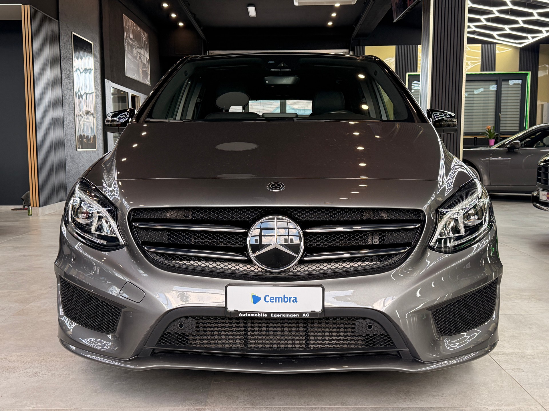 MERCEDES-BENZ B 250 AMG Line 4m-showroom-element-1