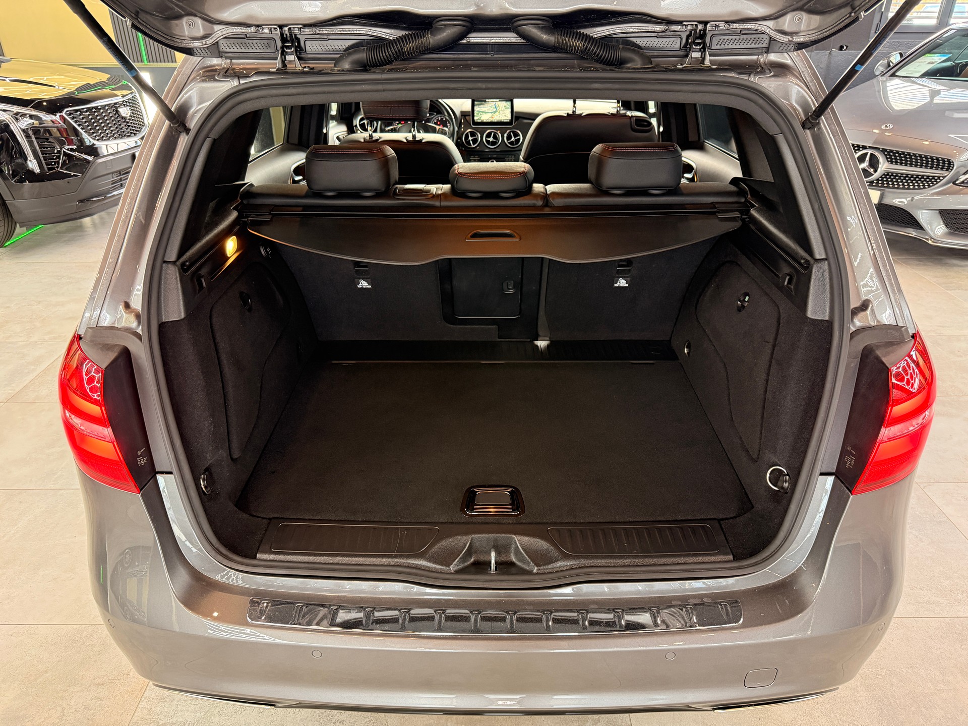 MERCEDES-BENZ B 250 AMG Line 4m-image-16