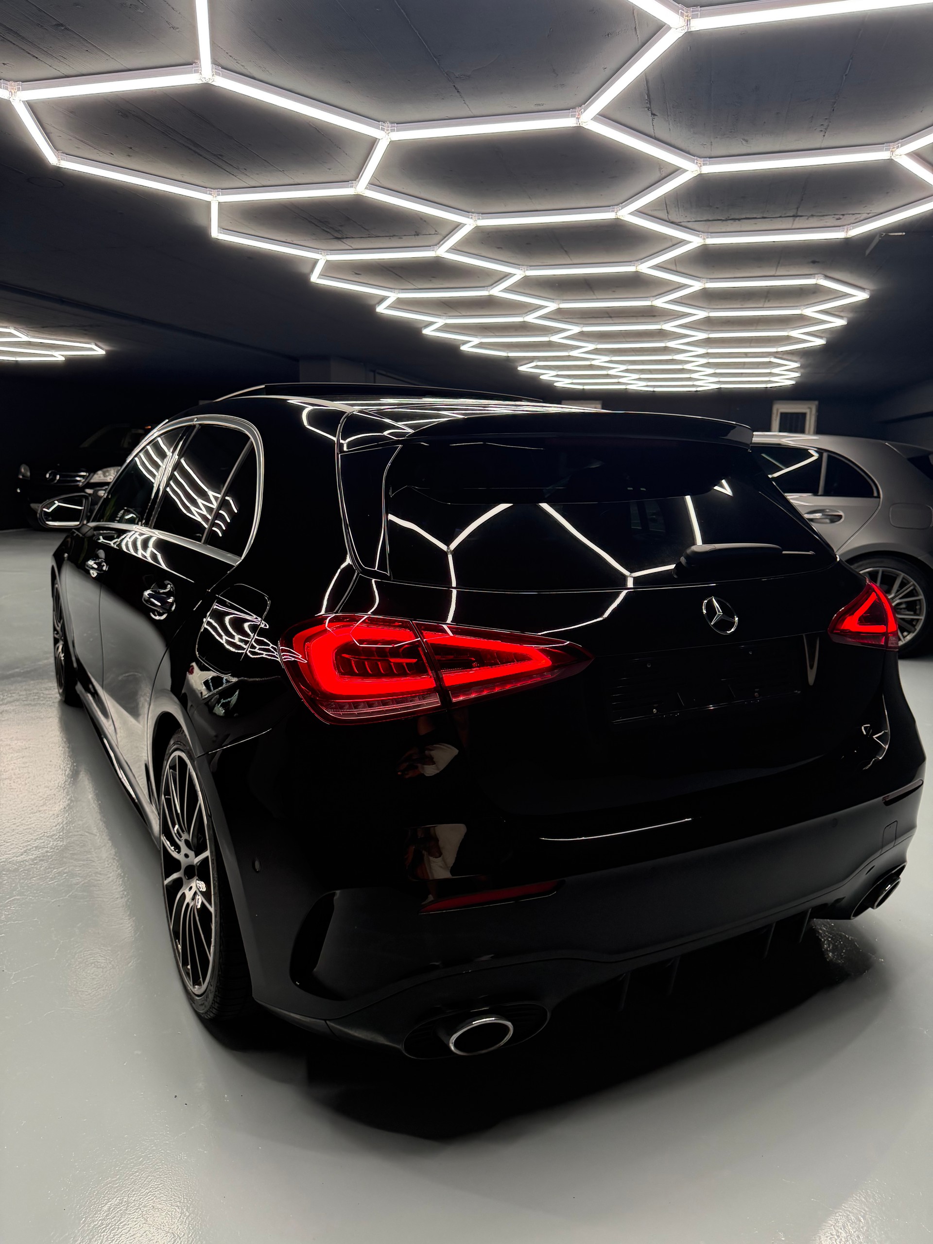 MERCEDES-BENZ A 35 AMG 4Matic Speedshift-showroom-element-3