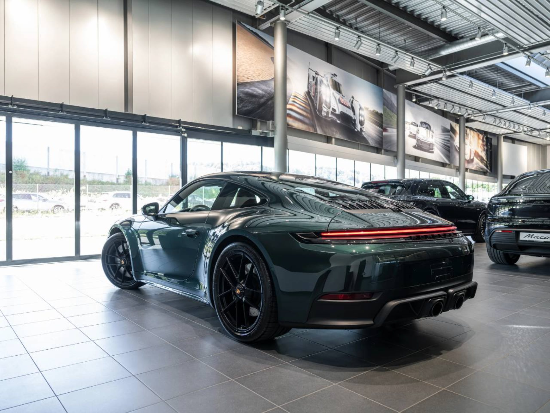 PORSCHE 911 Carrera 4 GTS-image-6