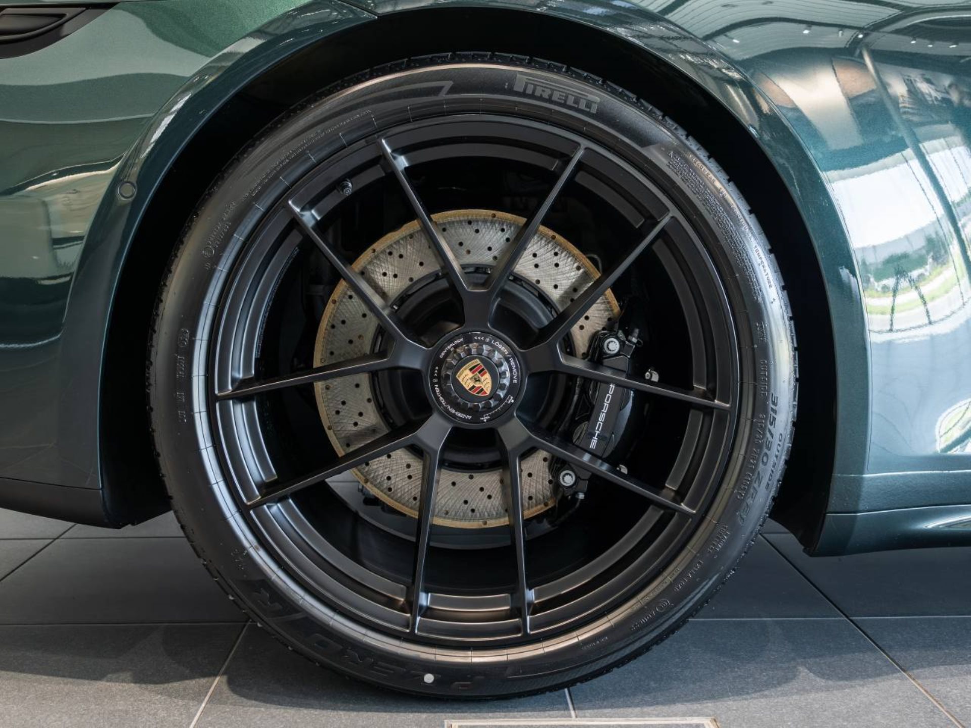 PORSCHE 911 Carrera 4 GTS-image-31