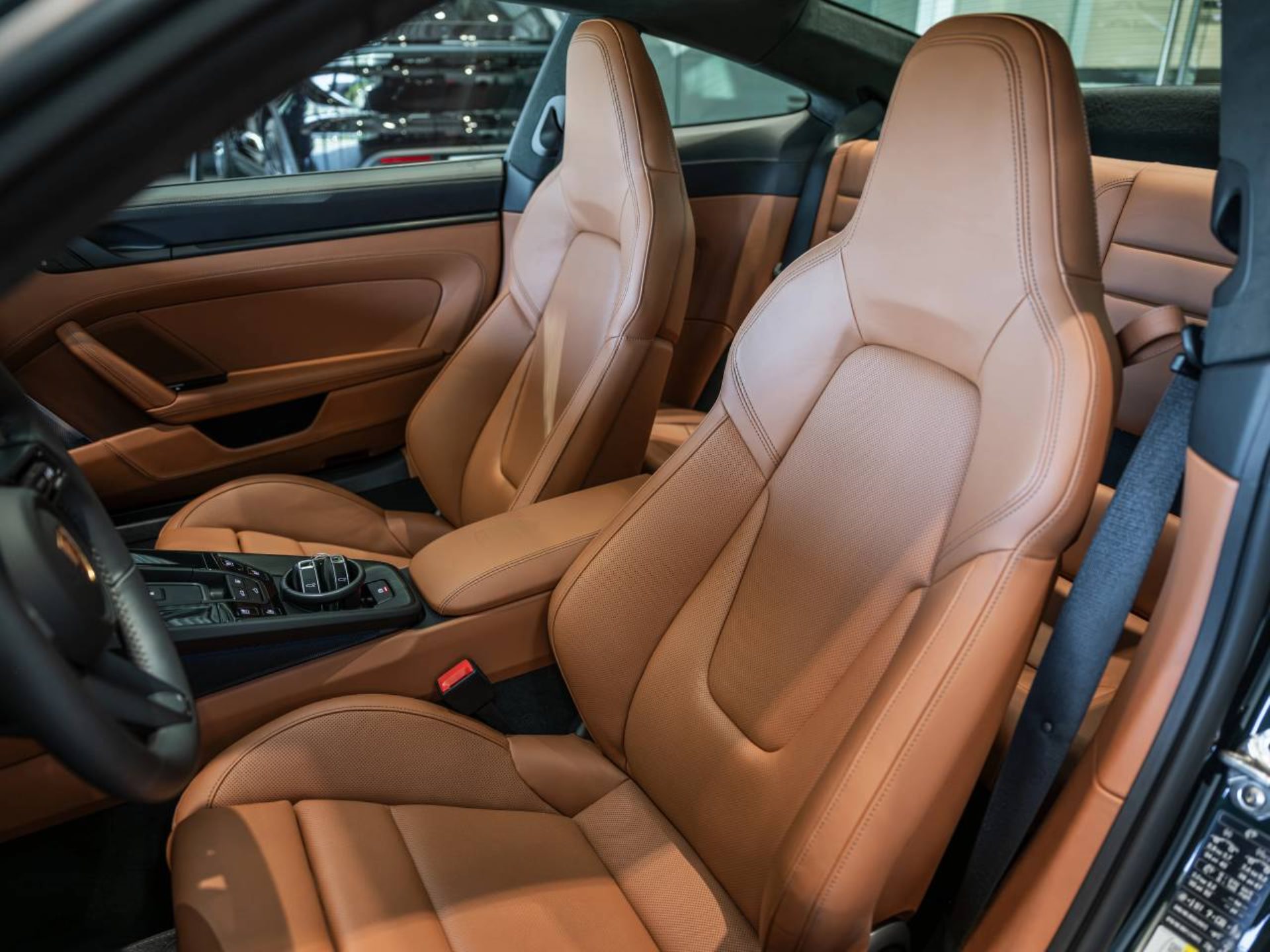 PORSCHE 911 Carrera 4 GTS-image-4