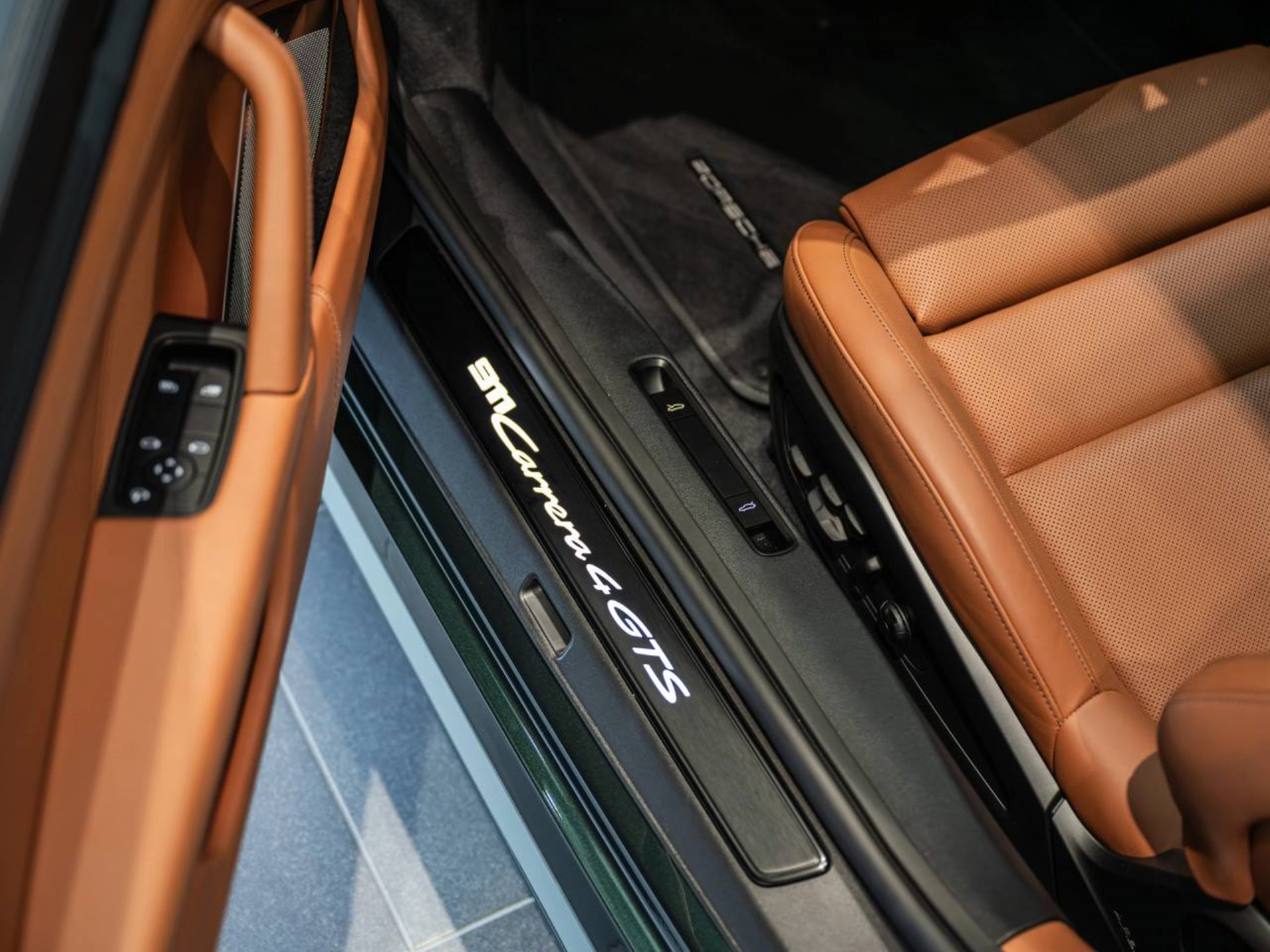 PORSCHE 911 Carrera 4 GTS-image-18