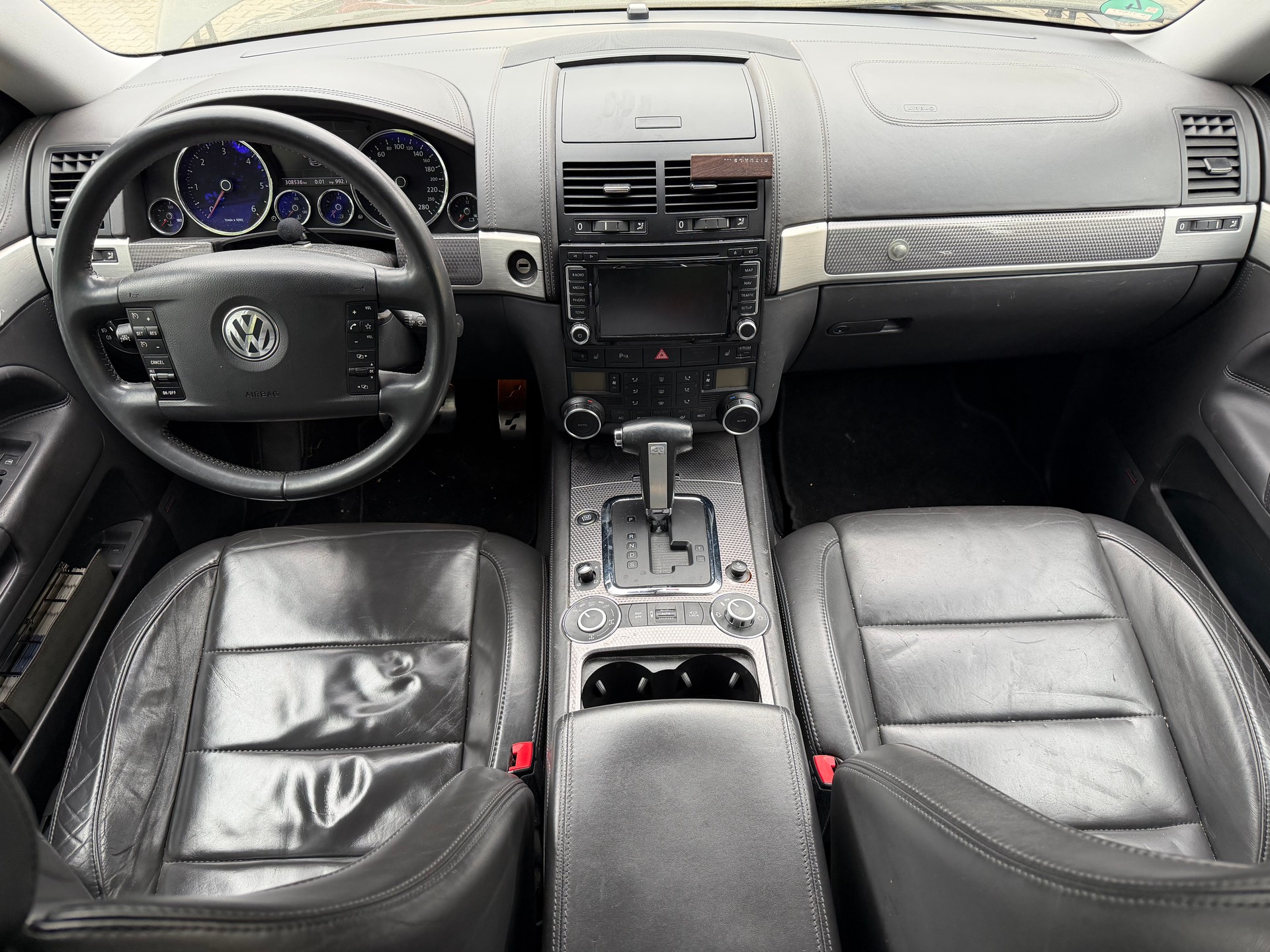 VW Touareg R50 V10 Automatic-image-11