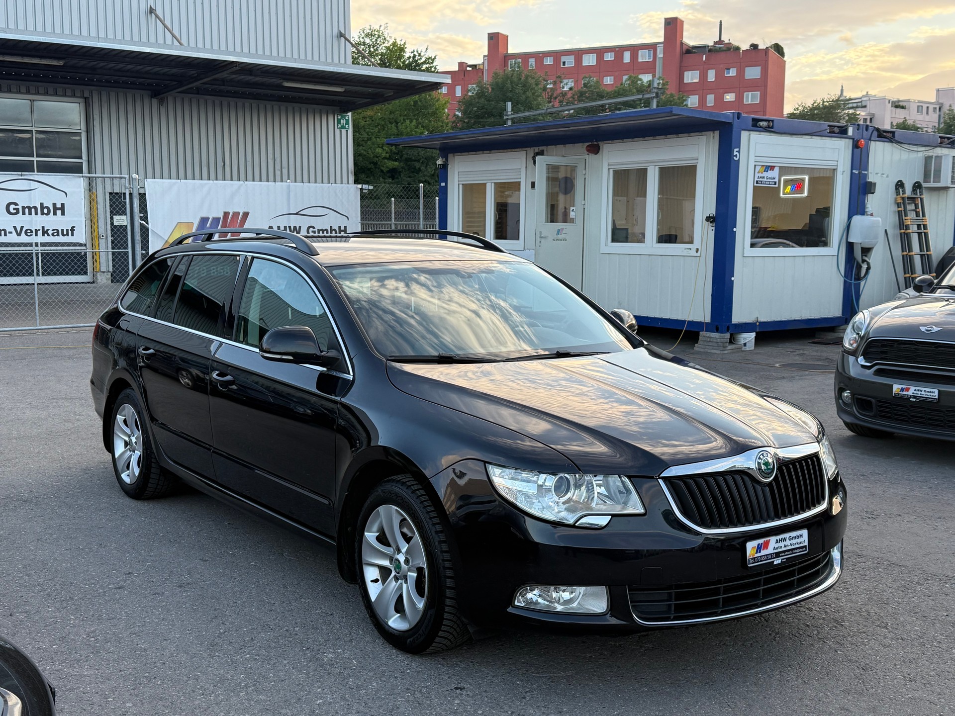 SKODA Superb Combi 2.0 TDi Ambition DSG / Frisch ab MFK / Zahnriemen ersetzt / Navi / Sitzheizung / 8-fach Alu-image-2
