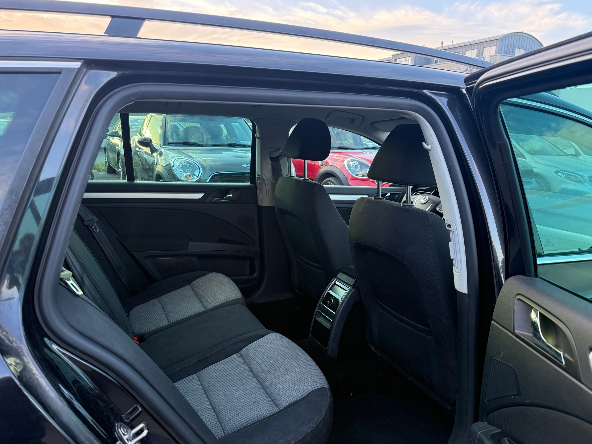 SKODA Superb Combi 2.0 TDi Ambition DSG / Frisch ab MFK / Zahnriemen ersetzt / Navi / Sitzheizung / 8-fach Alu-image-9