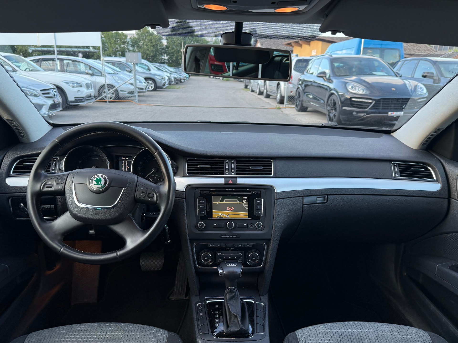 SKODA Superb Combi 2.0 TDi Ambition DSG / Frisch ab MFK / Zahnriemen ersetzt / Navi / Sitzheizung / 8-fach Alu-image-7
