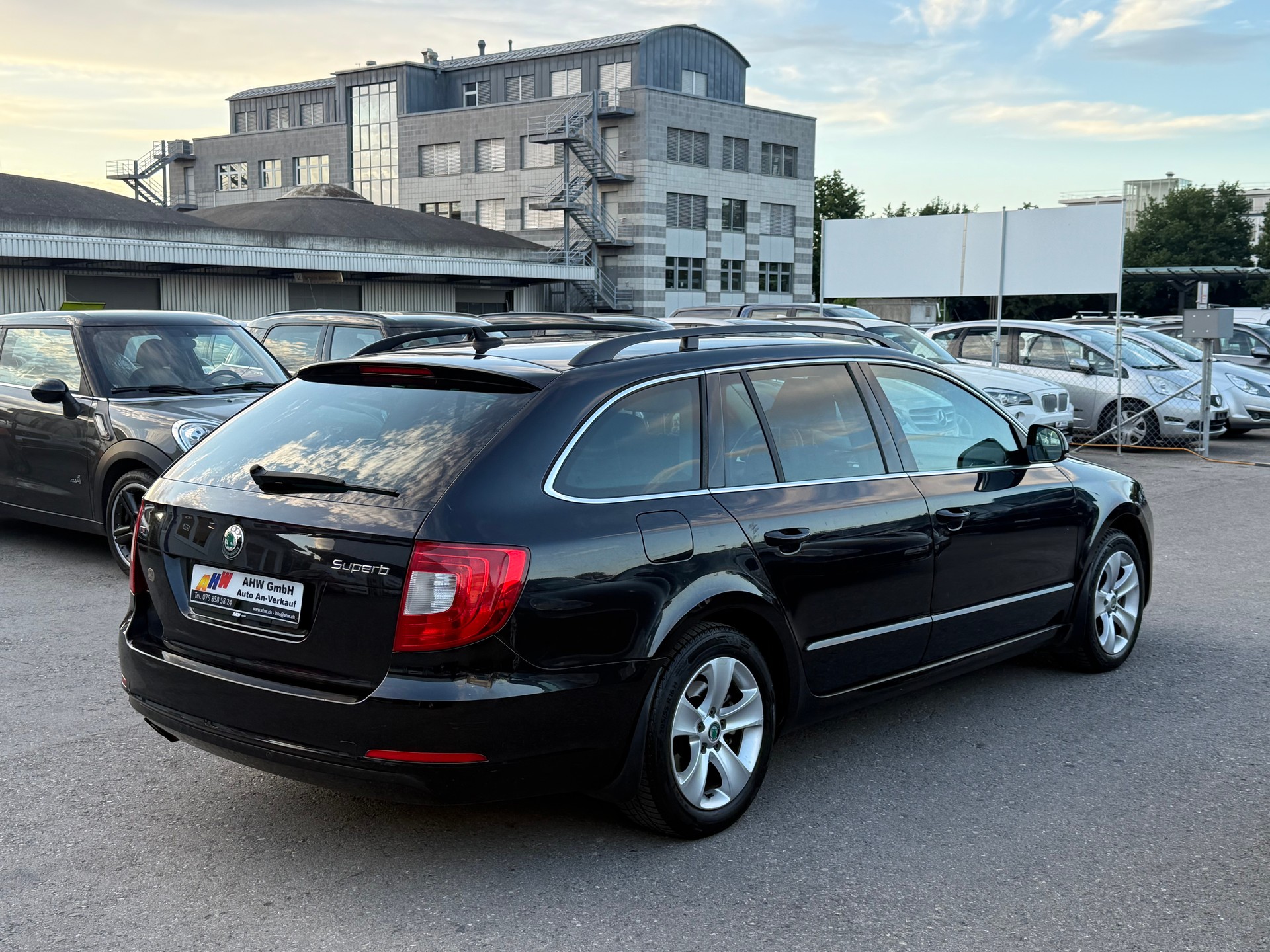 SKODA Superb Combi 2.0 TDi Ambition DSG / Frisch ab MFK / Zahnriemen ersetzt / Navi / Sitzheizung / 8-fach Alu-image-3