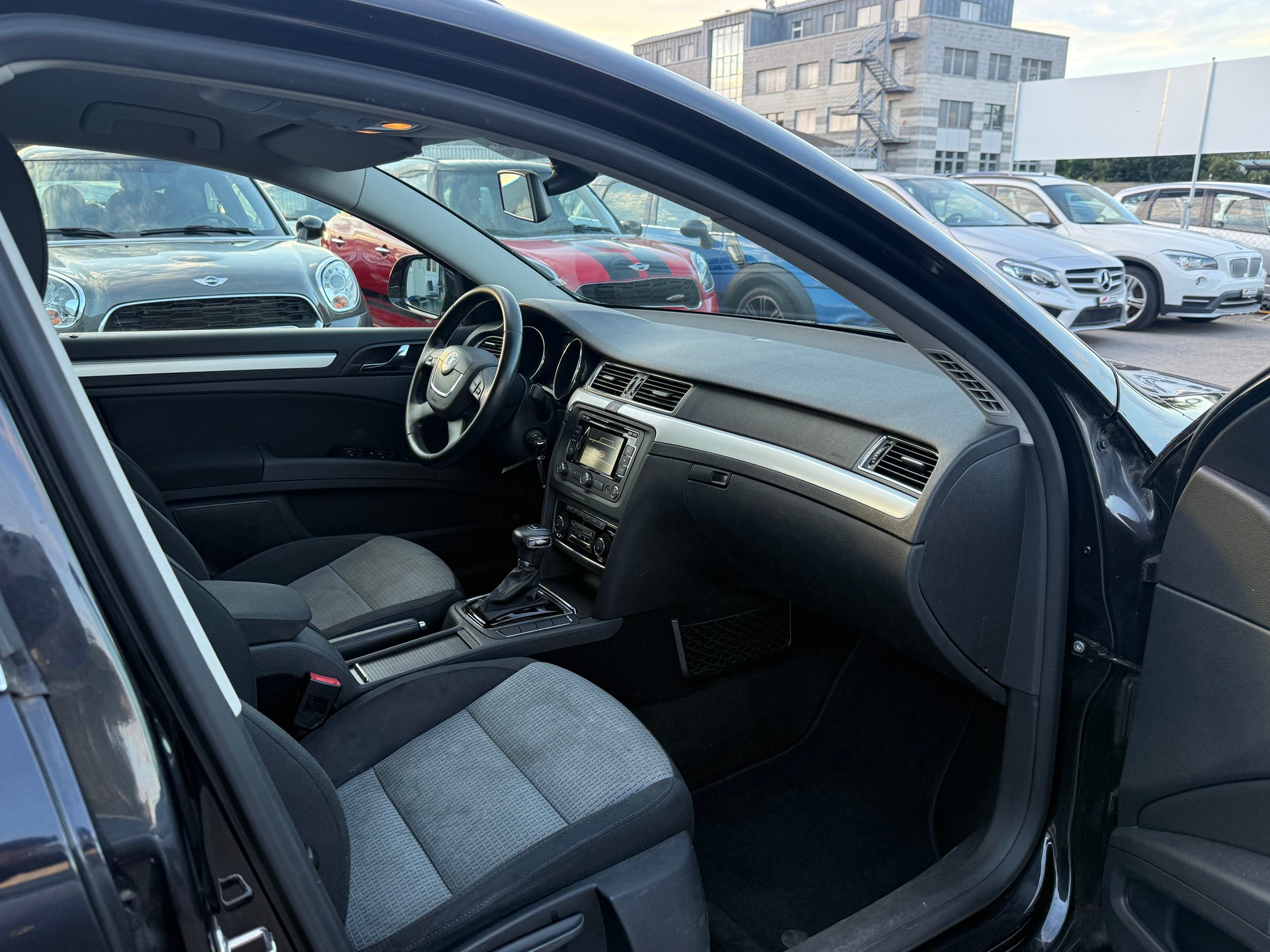 SKODA Superb Combi 2.0 TDi Ambition DSG / Frisch ab MFK / Zahnriemen ersetzt / Navi / Sitzheizung / 8-fach Alu-image-6