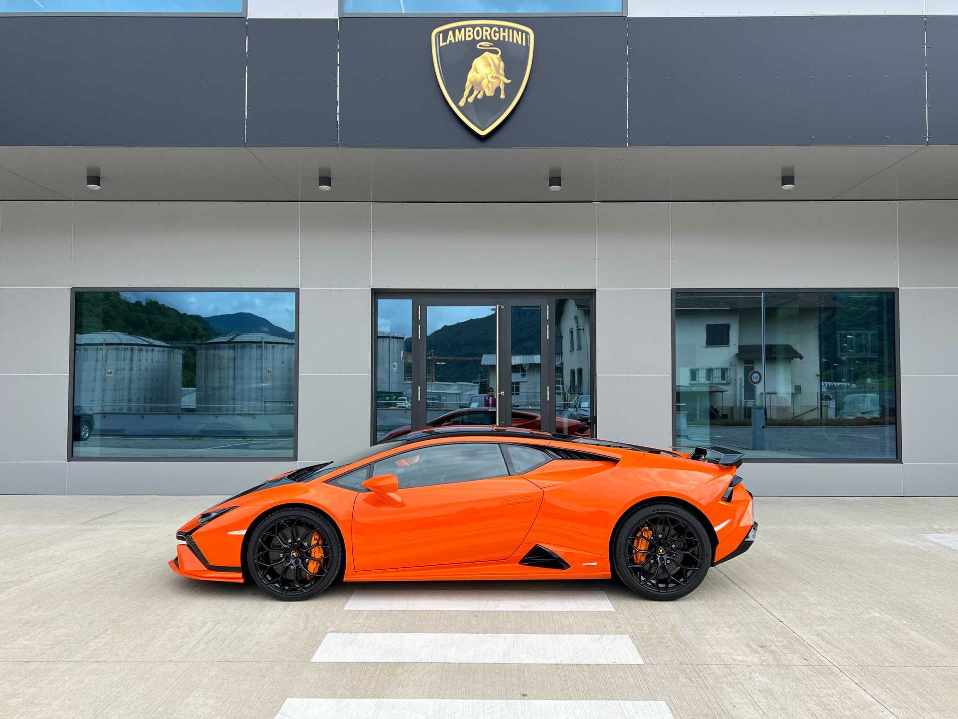 LAMBORGHINI Huracan Tecnica MY24 Selezione Certified Pre-Owned Certifications: 150-point check list Lamborghini Lugano-showroom-element-3