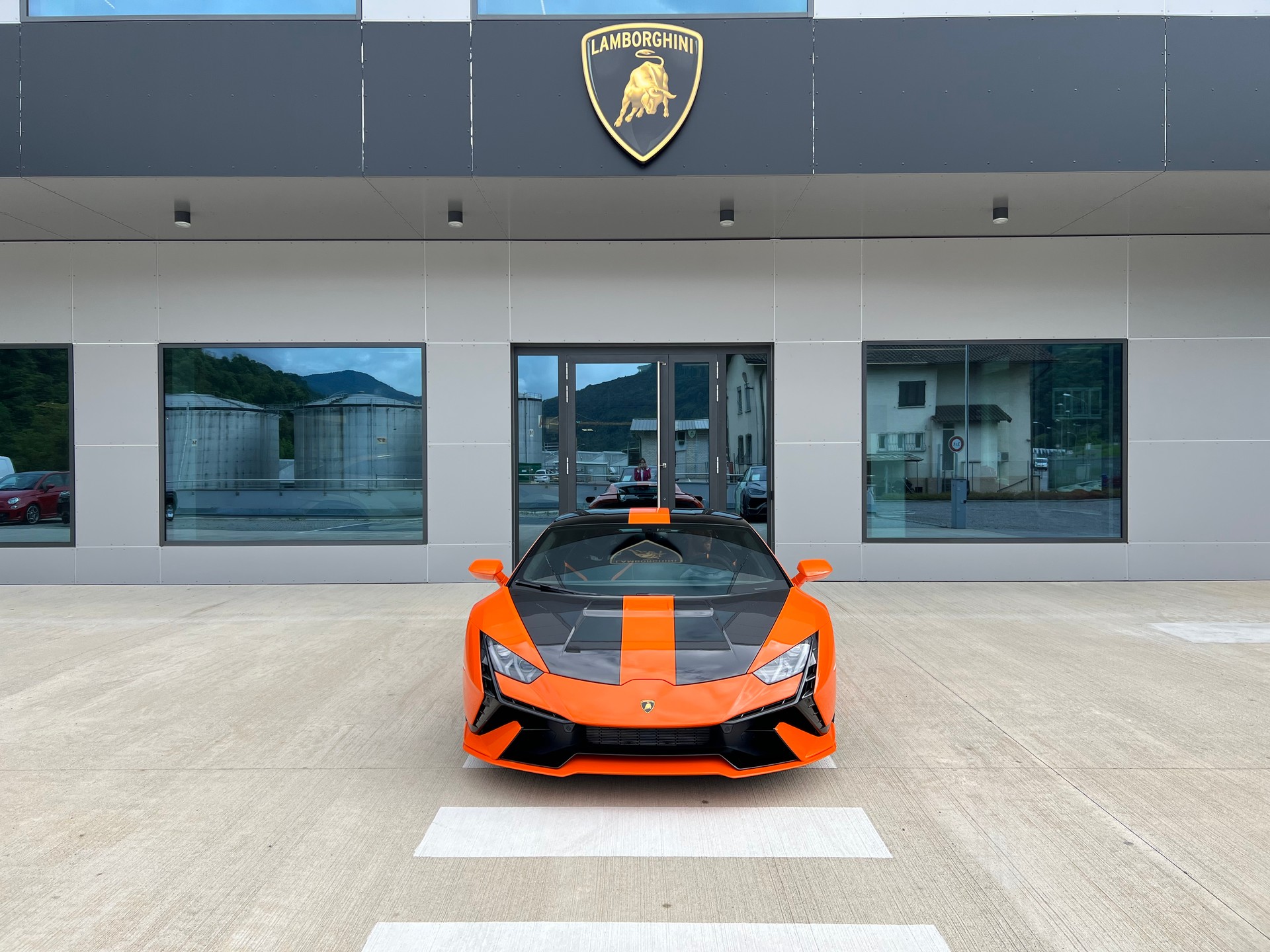 LAMBORGHINI Huracan Tecnica MY24 Selezione Certified Pre-Owned Certifications: 150-point check list Lamborghini Lugano-showroom-element-1