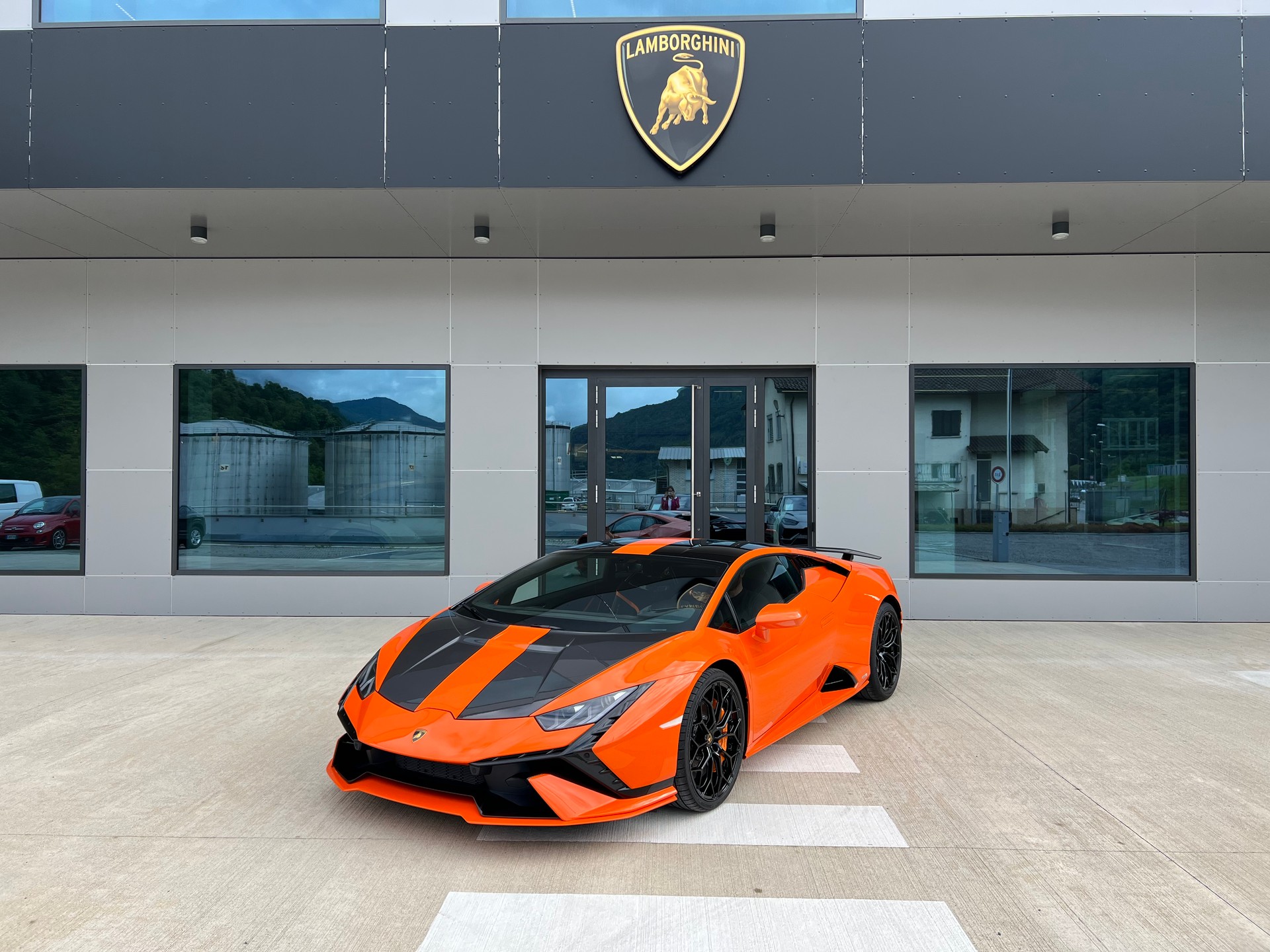 LAMBORGHINI Huracan Tecnica MY24 Selezione Certified Pre-Owned Certifications: 150-point check list Lamborghini Lugano-showroom-element-2