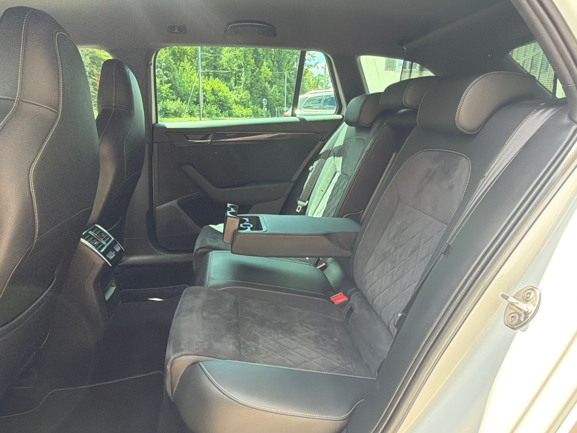 SKODA Superb Combi 2.0 TDi SportLine+ 4x4 DSG-image-24