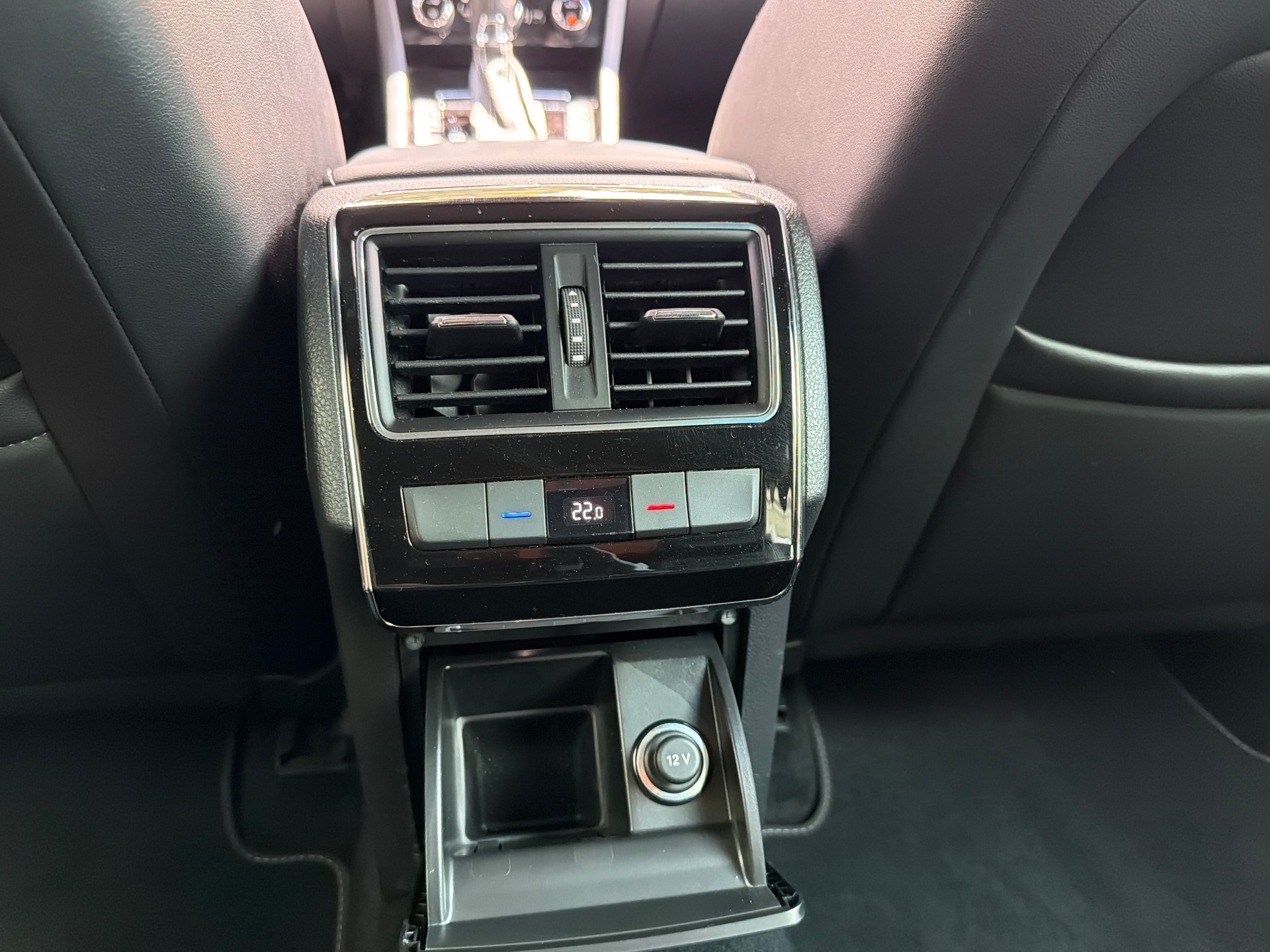 SKODA Superb Combi 2.0 TDi SportLine+ 4x4 DSG-image-25