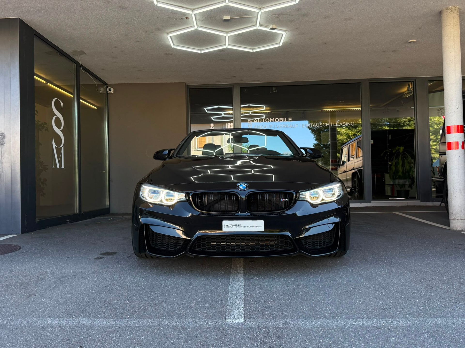 BMW M4 Cabriolet Competition *Citrenschwarz met* *Harman/Kardon* *Surround View*DKG-showroom-element-1