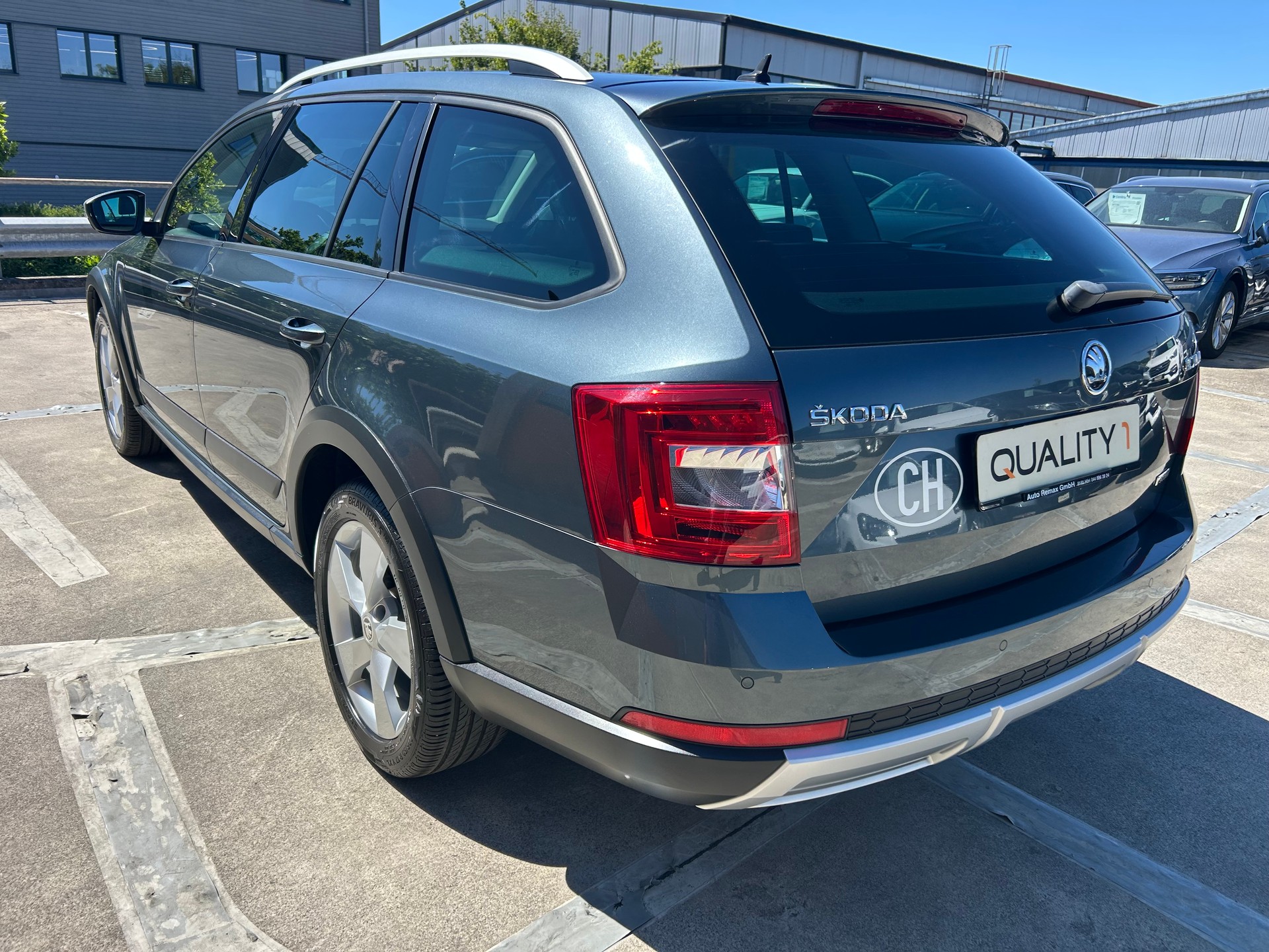 SKODA Octavia Combi 2.0 TDI Scout 4x4 DSG-showroom-element-2