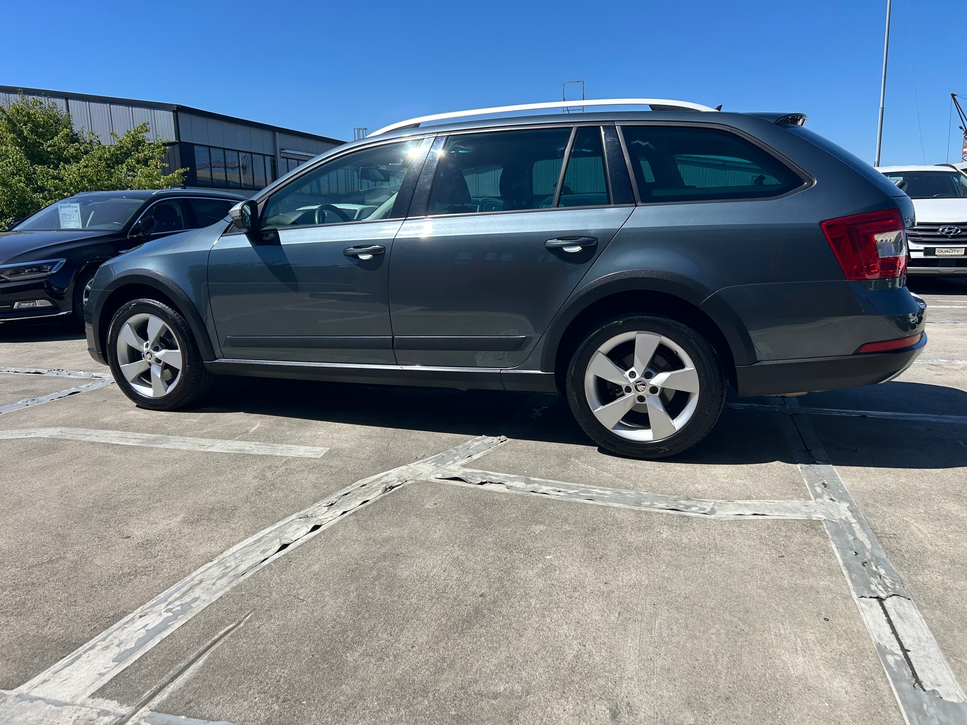 SKODA Octavia Combi 2.0 TDI Scout 4x4 DSG-showroom-element-1