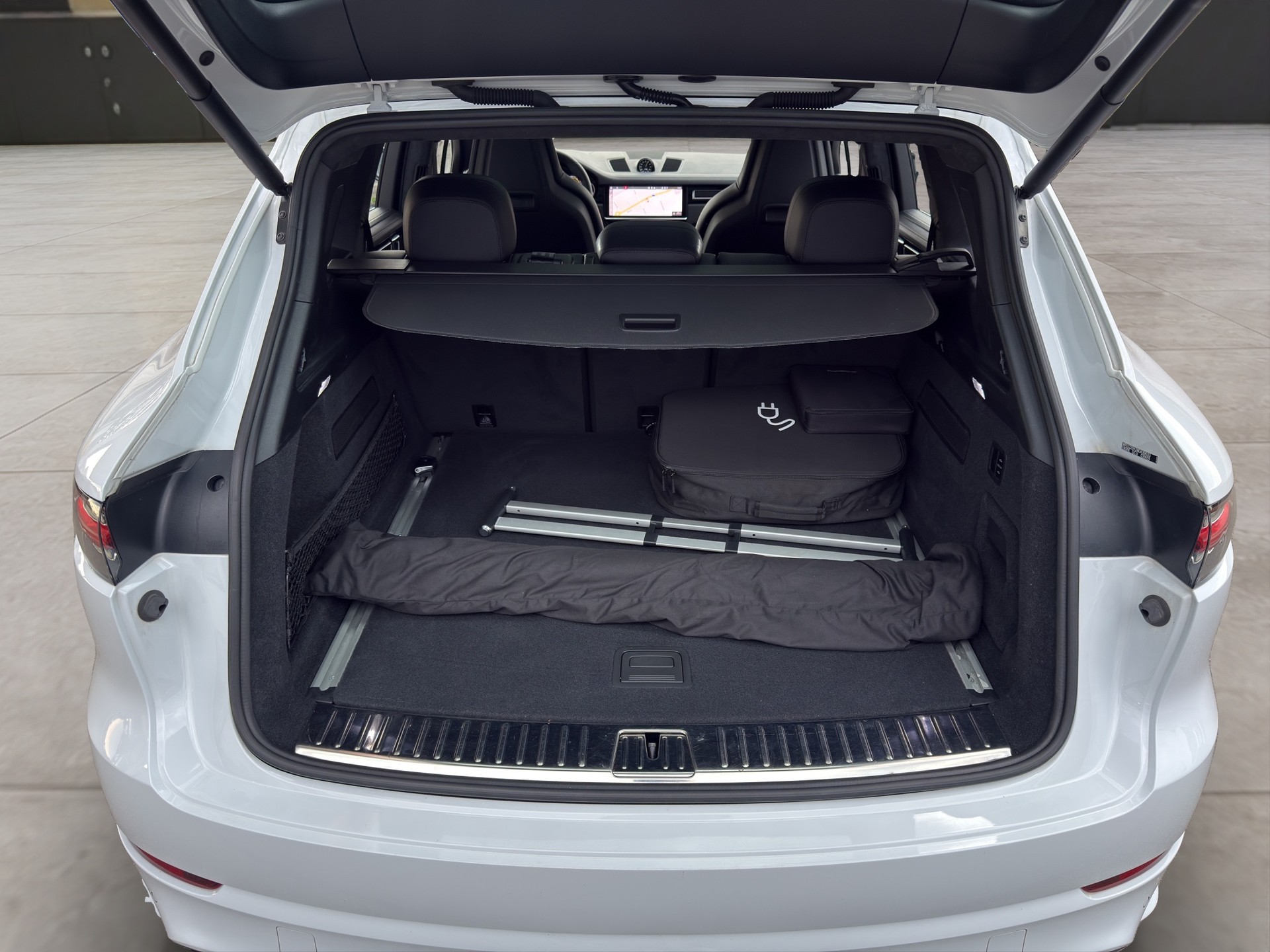 PORSCHE Cayenne 4.0 V8 Turbo S E-Hybrid-image-14