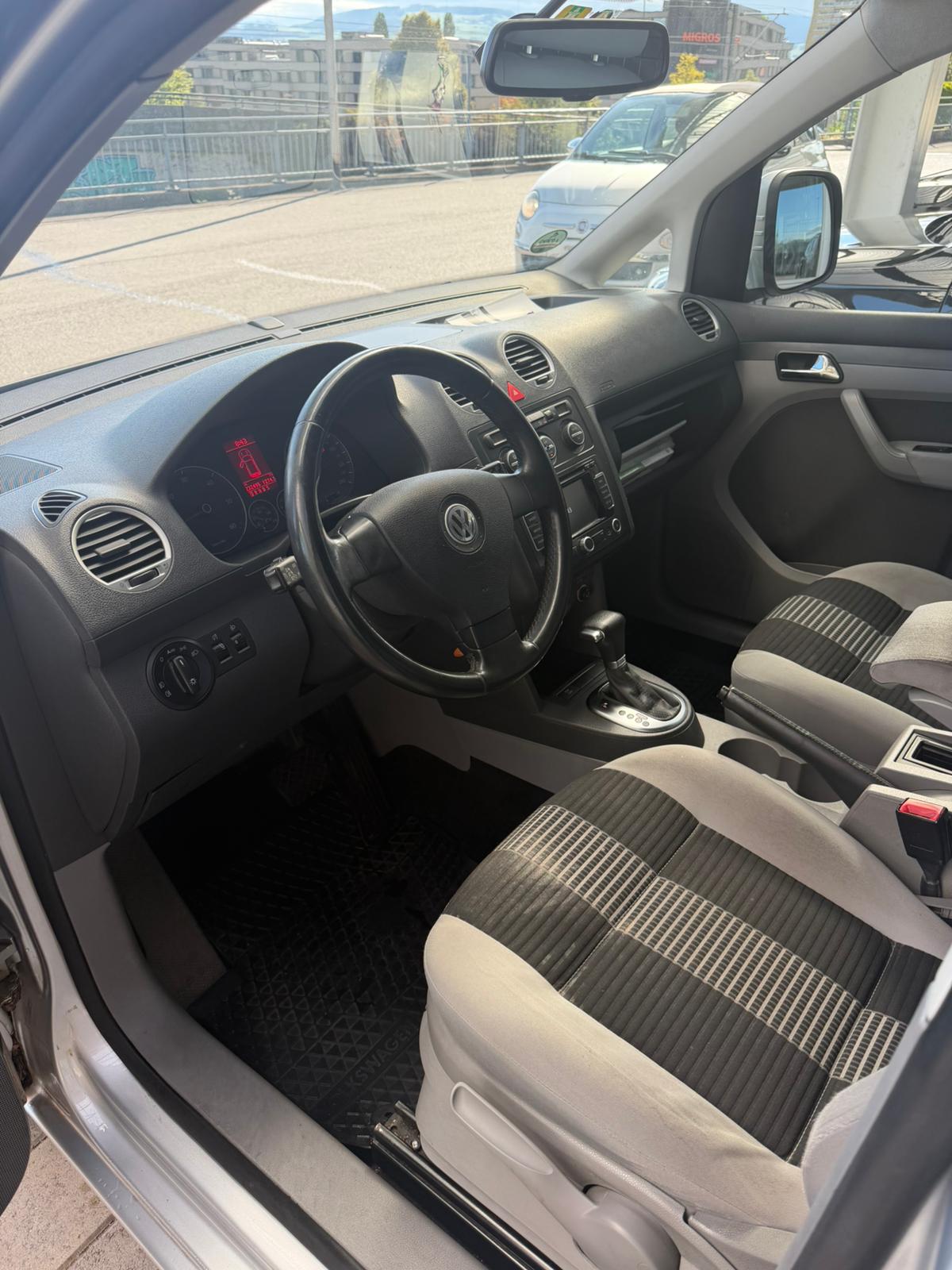 VW Caddy Maxi Life 1.9TDI A-image-6