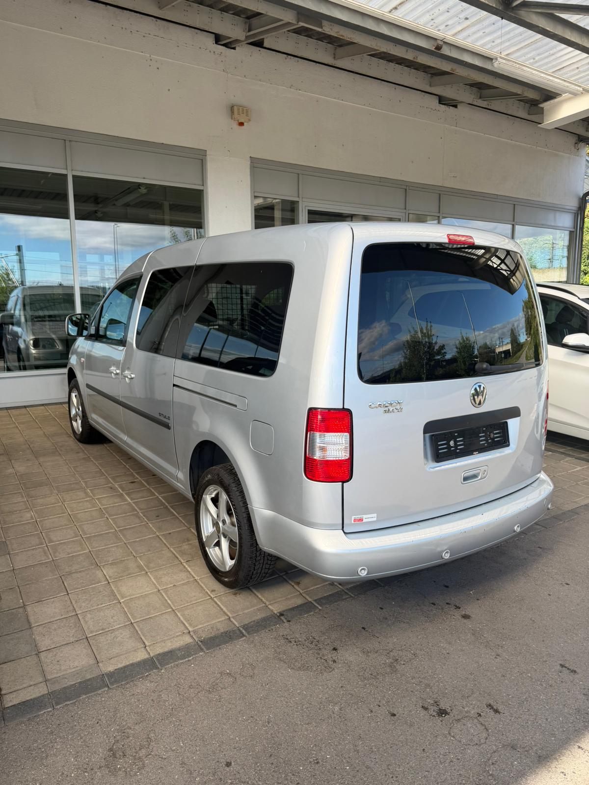 VW Caddy Maxi Life 1.9TDI A-image-3