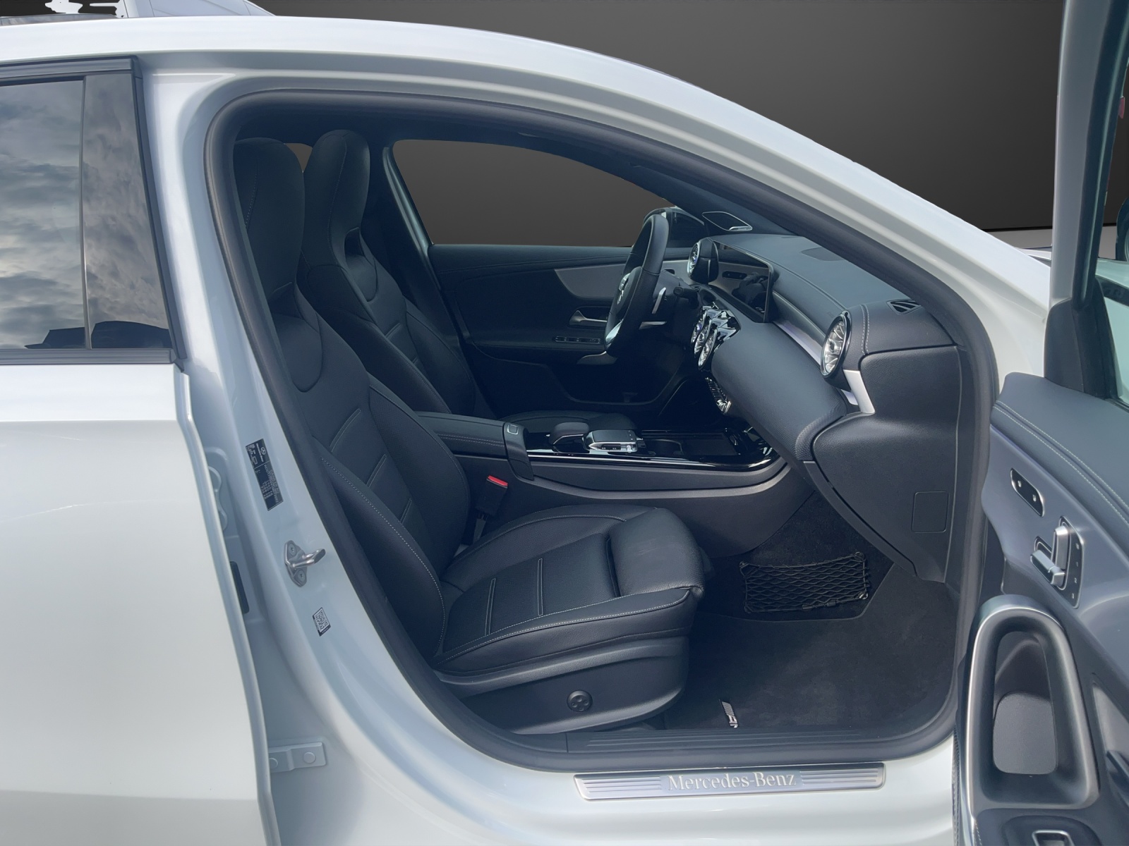 MERCEDES-BENZ A 250 AMG Line 7G-DCT-image-9