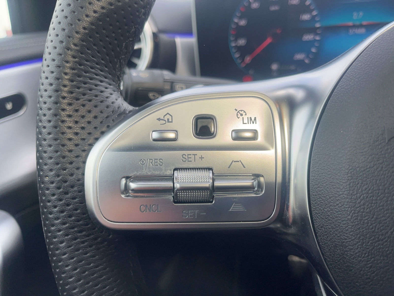 MERCEDES-BENZ A 250 AMG Line 7G-DCT-image-14