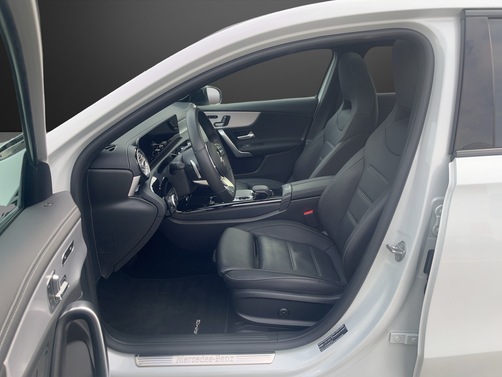 MERCEDES-BENZ A 250 AMG Line 7G-DCT-image-6