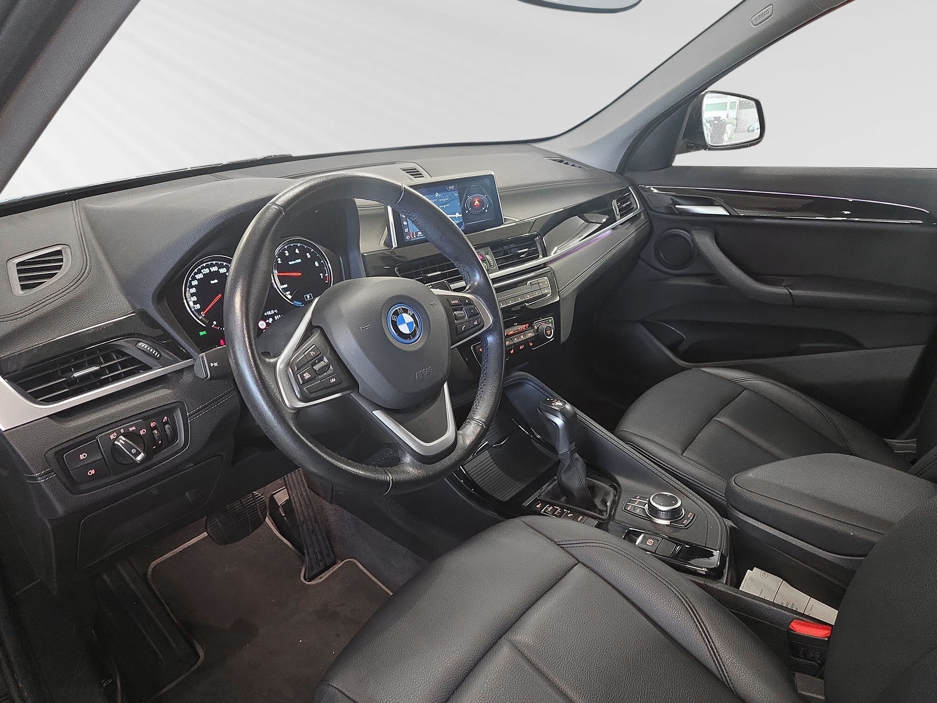 BMW X1 xDrive 25e xLine Steptronic-showroom-element-3