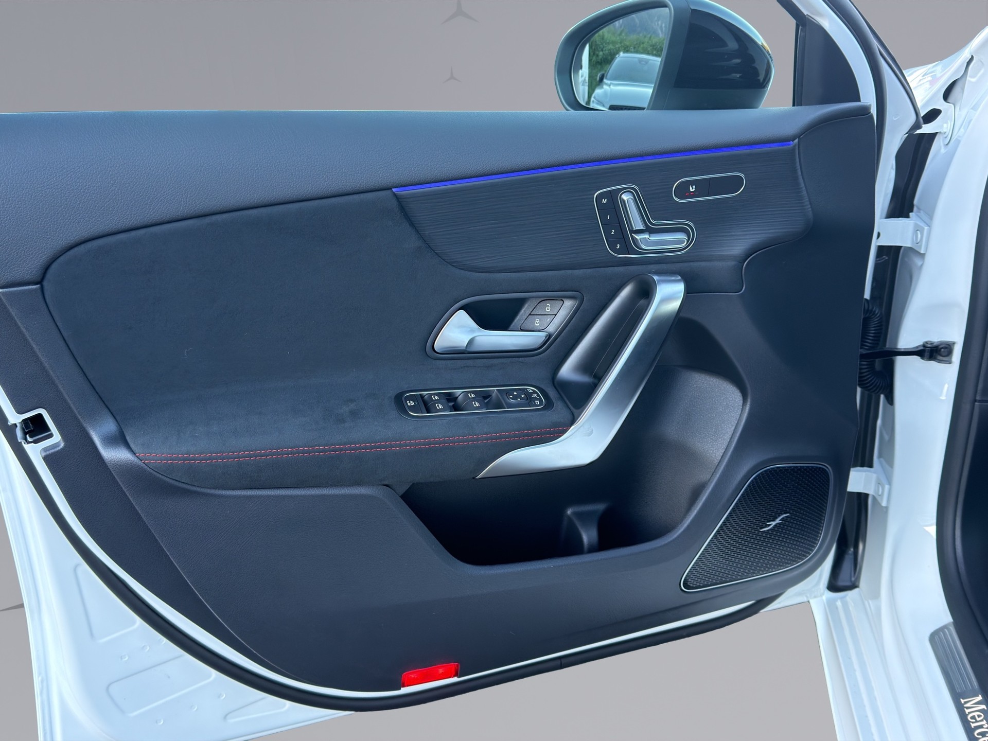 MERCEDES-BENZ A-Klasse W177 A 200 Night Star AMG Line-image-14