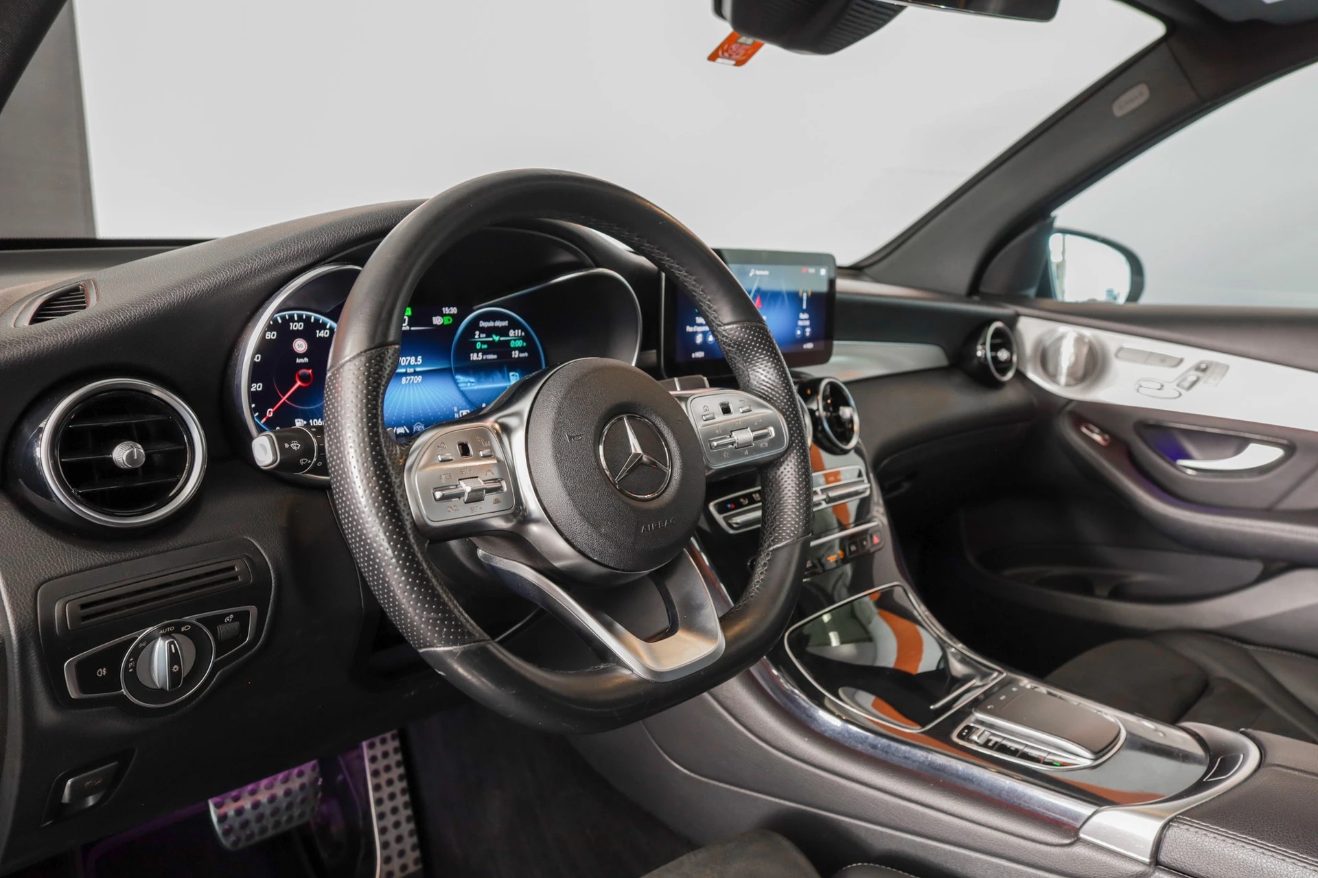 MERCEDES-BENZ GLC 200 AMG Line 4Matic 9G-Tronic • Toit panoramique • Burmester • Pack Sport Black-image-9