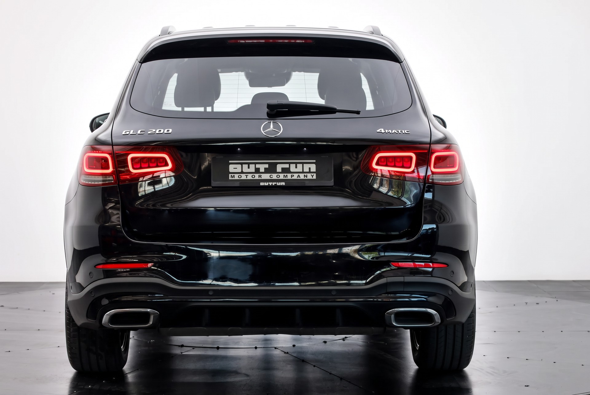 MERCEDES-BENZ GLC 200 AMG Line 4Matic 9G-Tronic • Toit panoramique • Burmester • Pack Sport Black-image-4