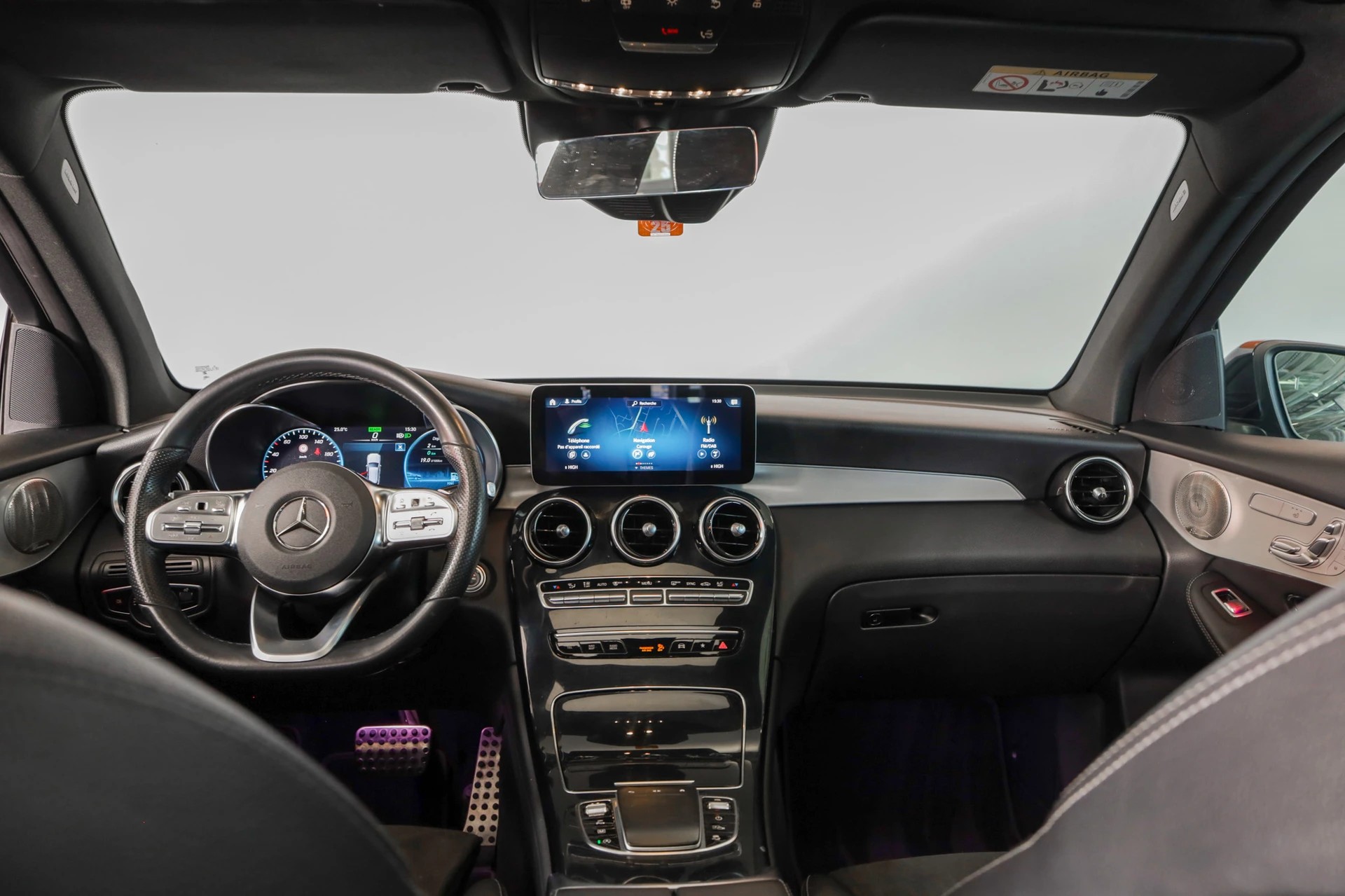 MERCEDES-BENZ GLC 200 AMG Line 4Matic 9G-Tronic • Toit panoramique • Burmester • Pack Sport Black-image-12