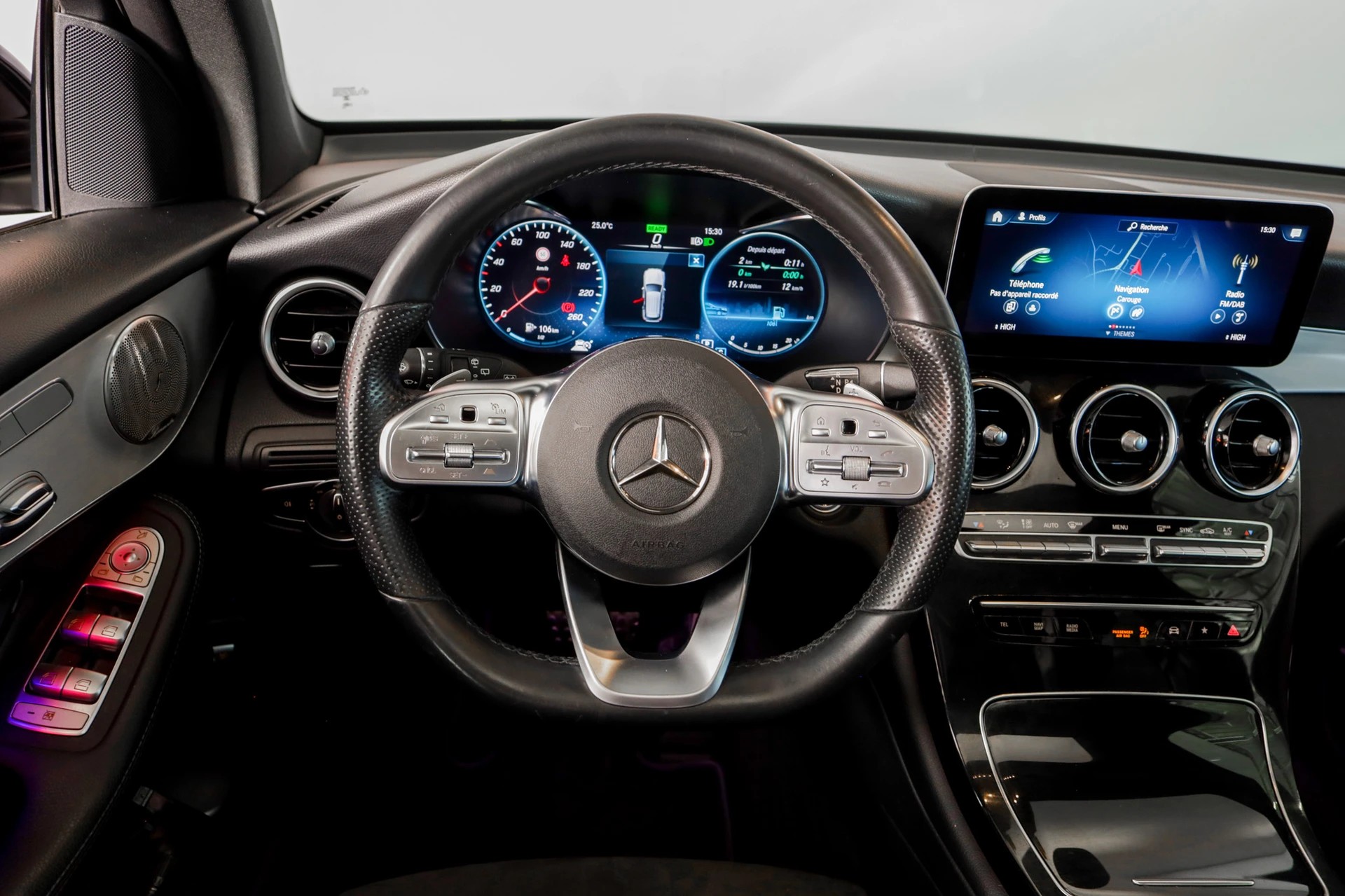 MERCEDES-BENZ GLC 200 AMG Line 4Matic 9G-Tronic • Toit panoramique • Burmester • Pack Sport Black-image-11