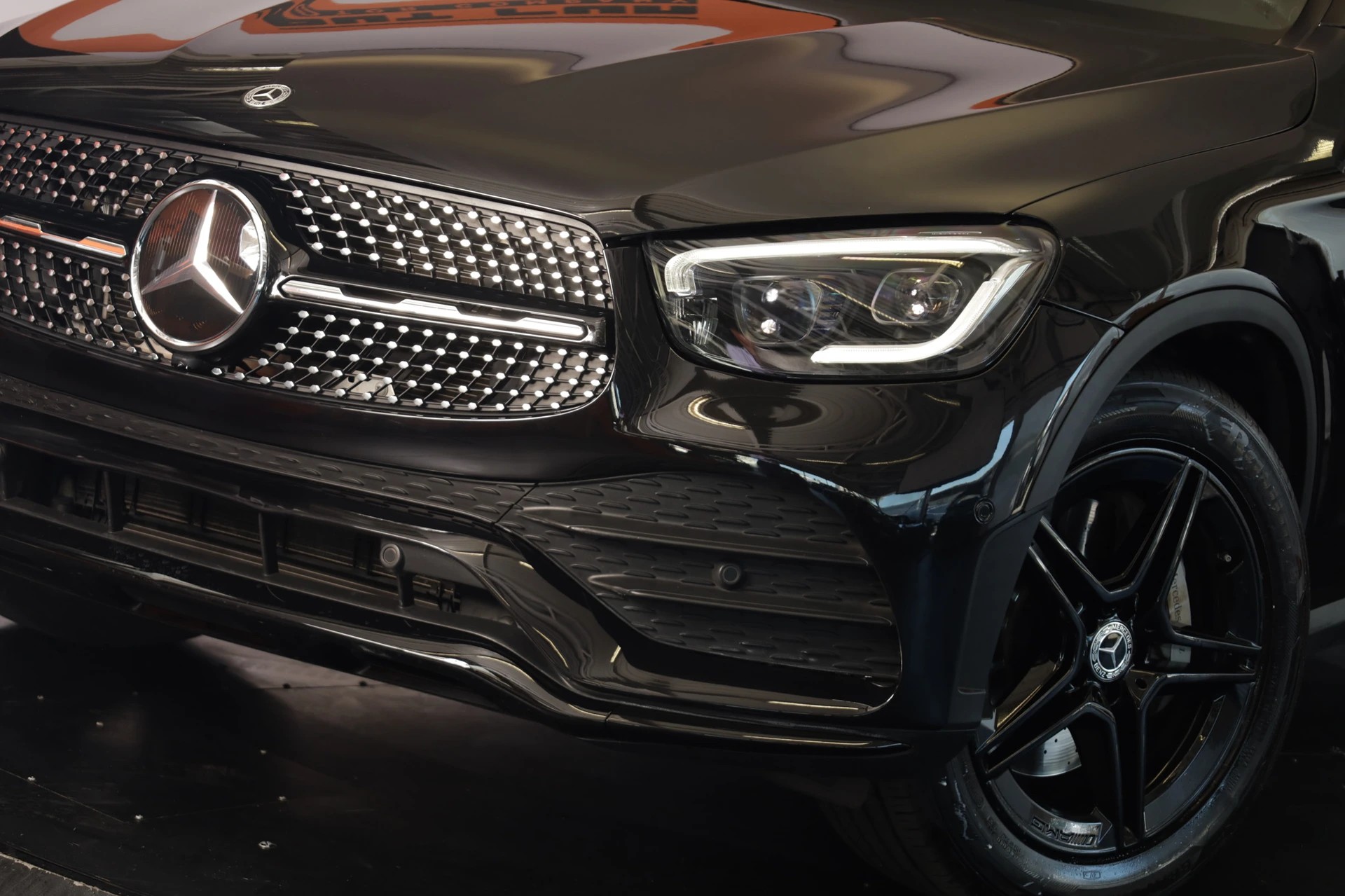 MERCEDES-BENZ GLC 200 AMG Line 4Matic 9G-Tronic • Toit panoramique • Burmester • Pack Sport Black-showroom-element-3