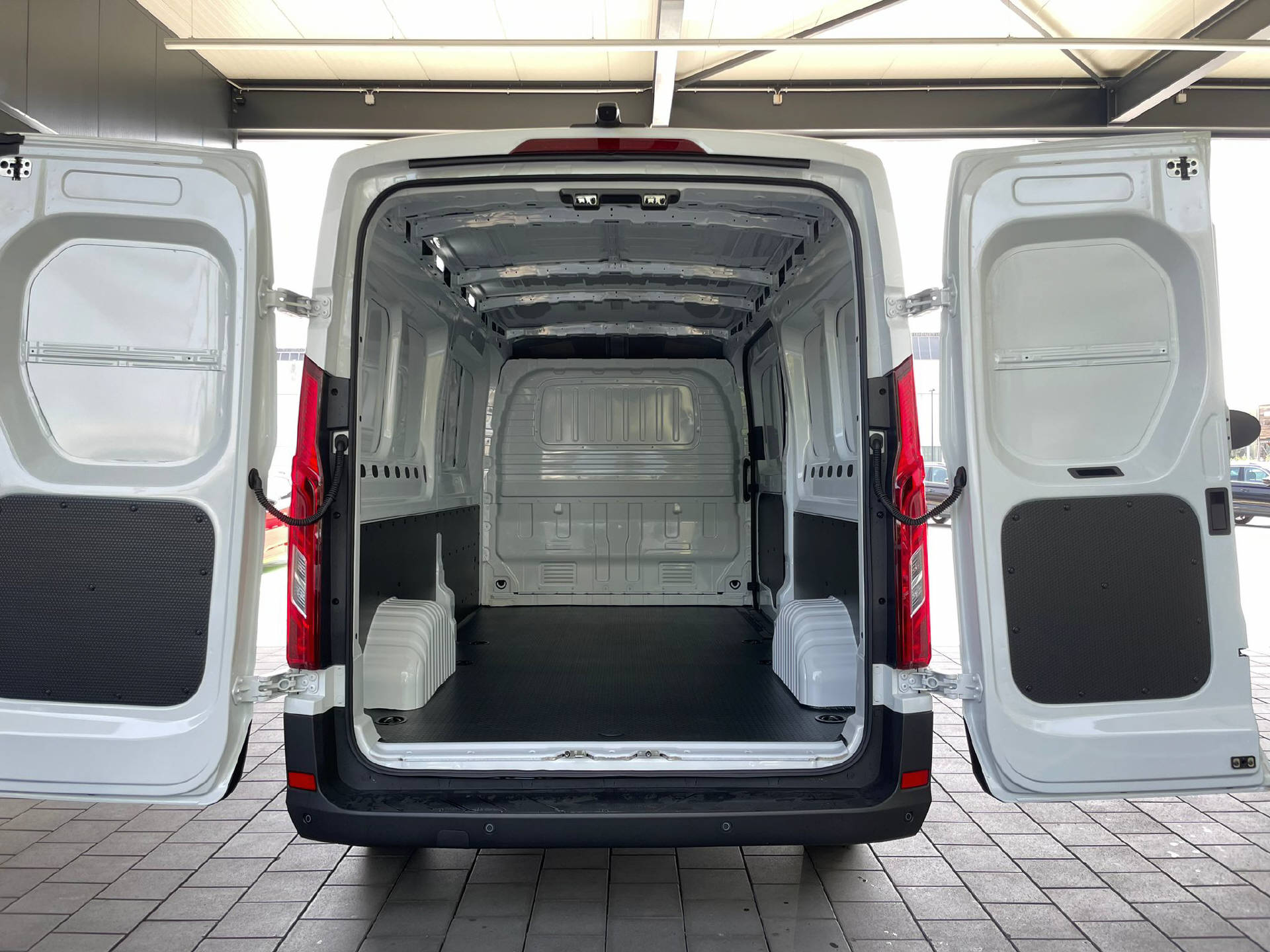 MAXUS Deliver 9 Kaw. L3H2 2.0 TD Comfort-image-5