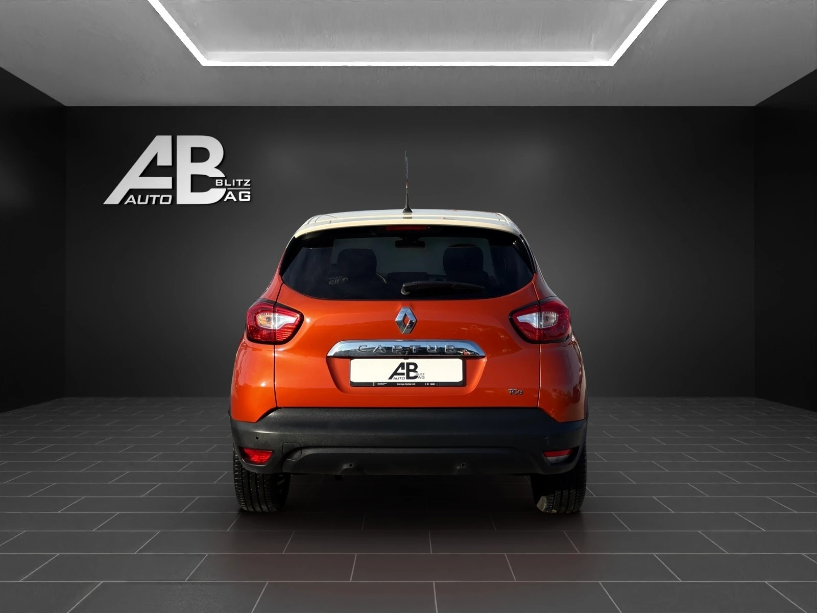 RENAULT Captur 1.2 T 16V Privilège EDC-showroom-element-3