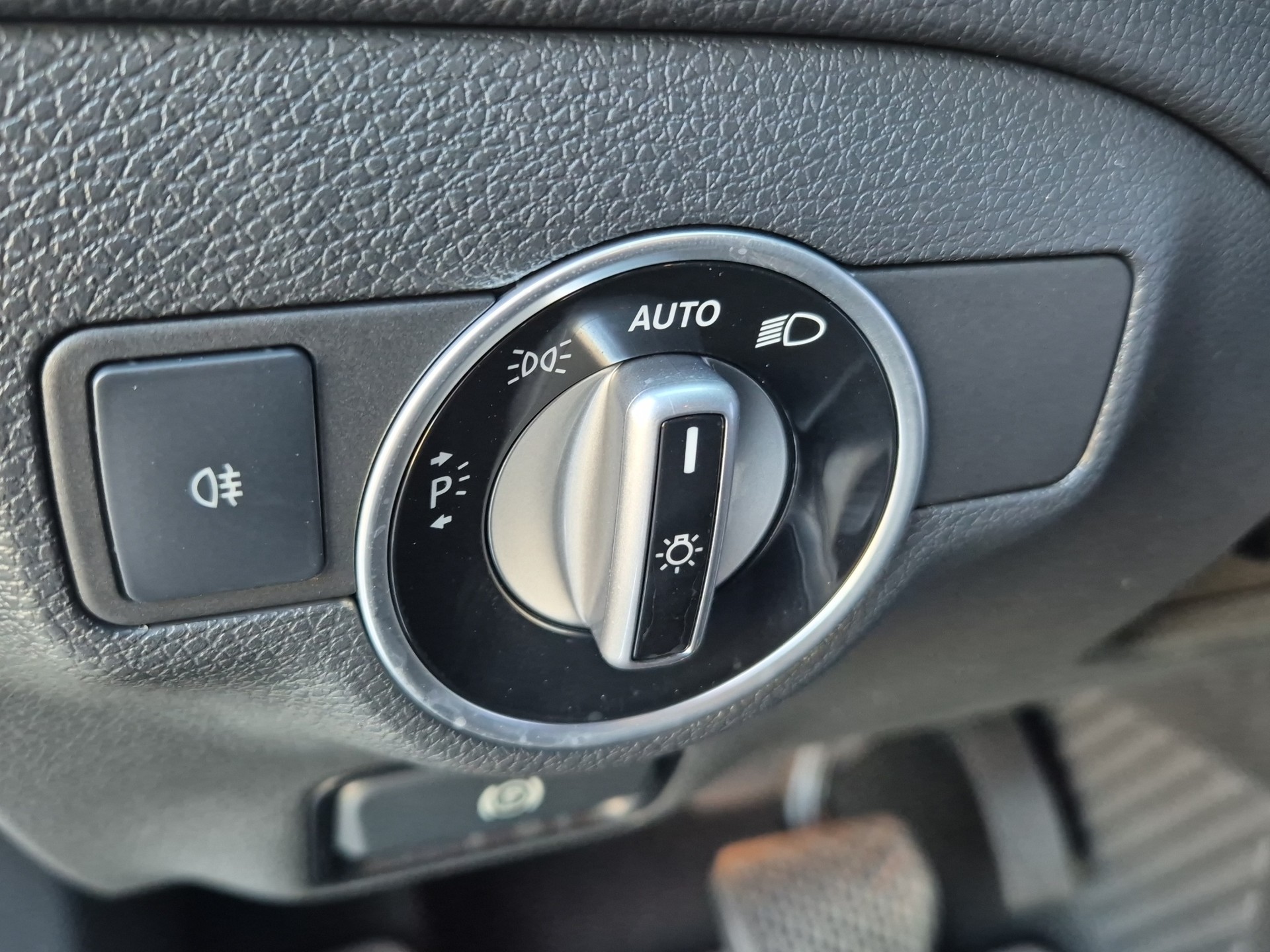 MERCEDES-BENZ CLA 200 d Night Star 7G-DCT-image-17