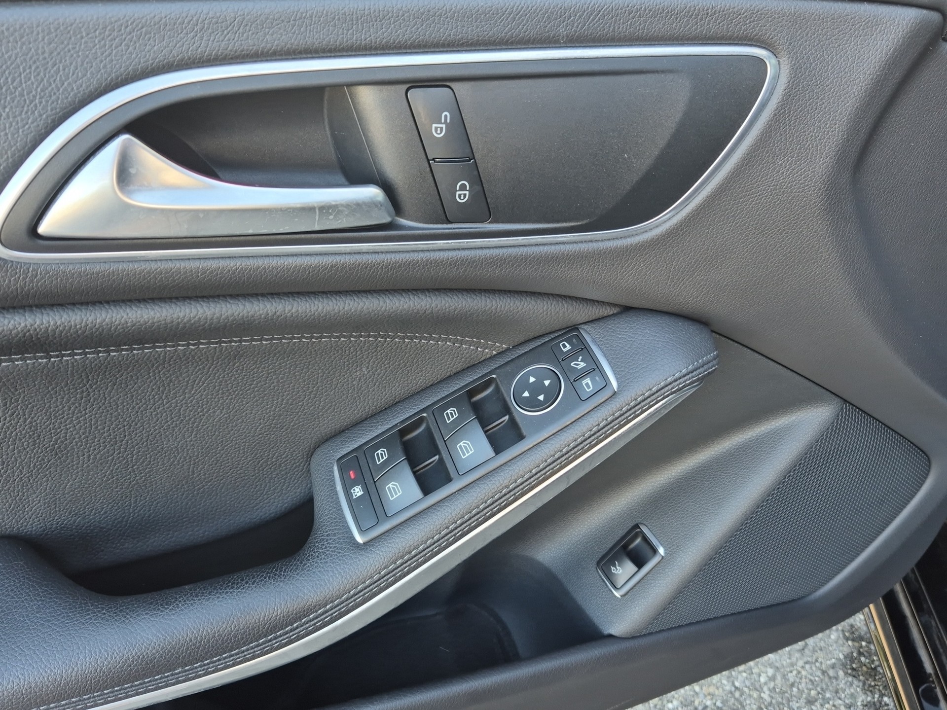 MERCEDES-BENZ CLA 200 d Night Star 7G-DCT-image-8