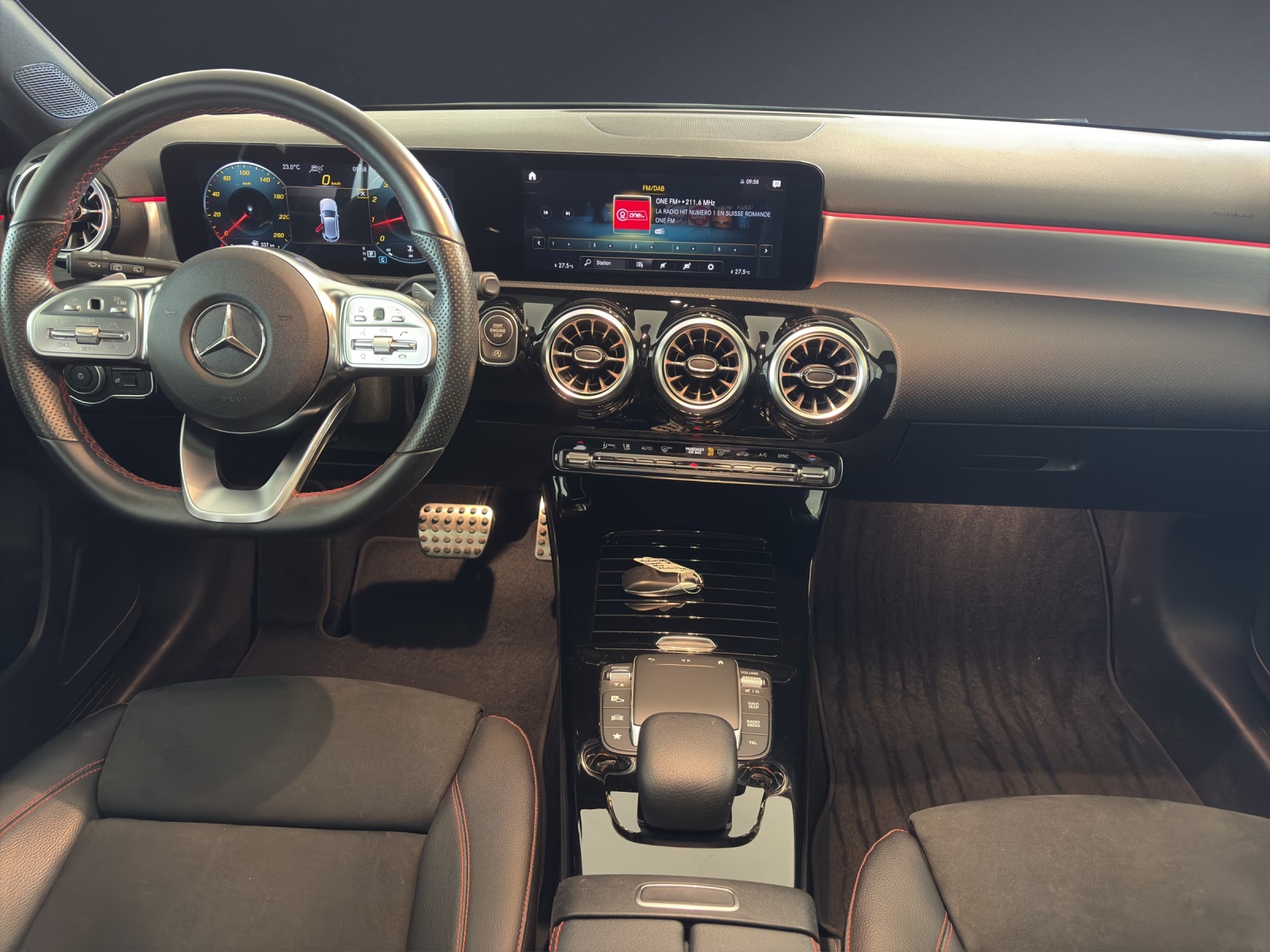 MERCEDES-BENZ A 250 AMG Line 4Matic-image-11