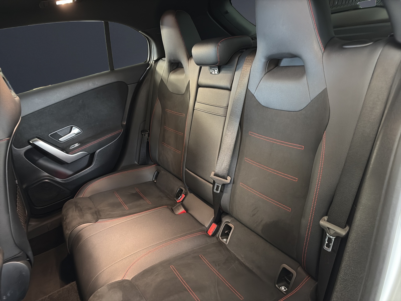MERCEDES-BENZ A 250 AMG Line 4Matic-image-17
