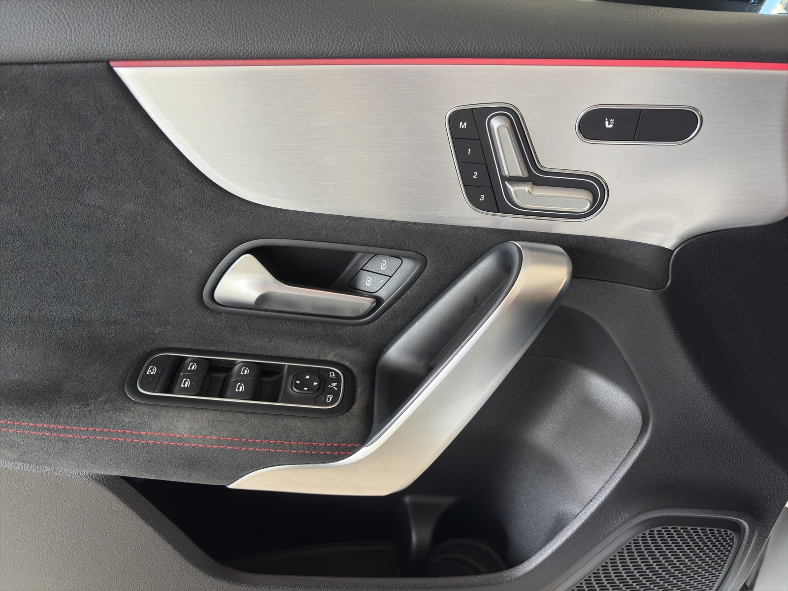 MERCEDES-BENZ A 250 AMG Line 4Matic-image-8