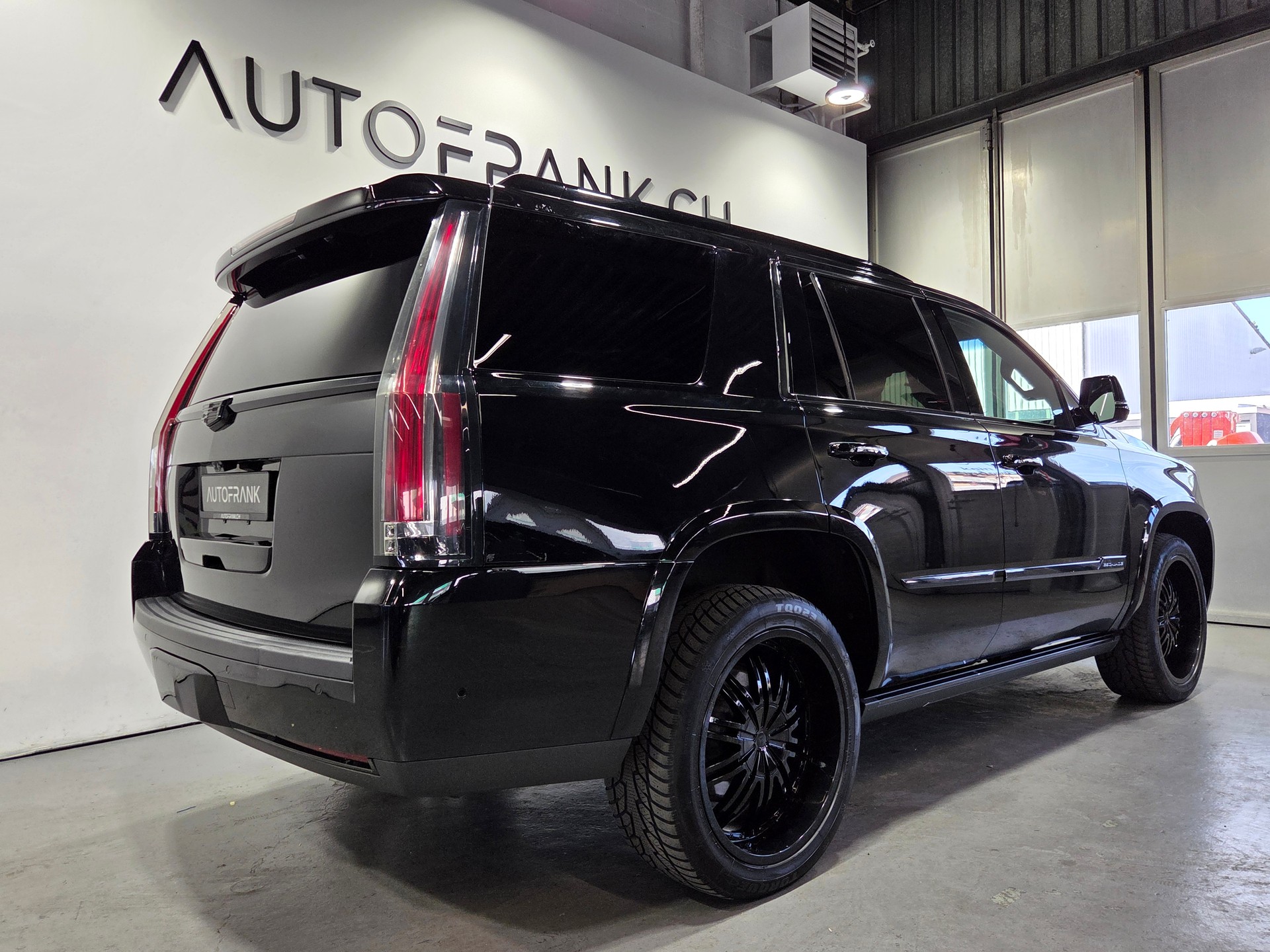 CADILLAC Escalade 6.2 V8 Platinum-showroom-element-2