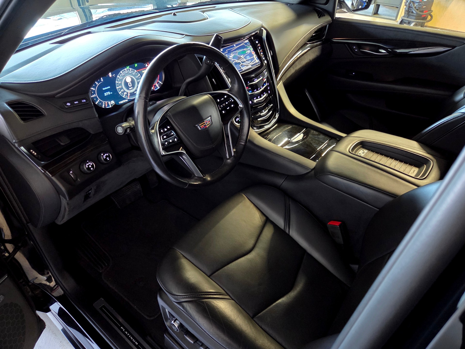 CADILLAC Escalade 6.2 V8 Platinum-showroom-element-3